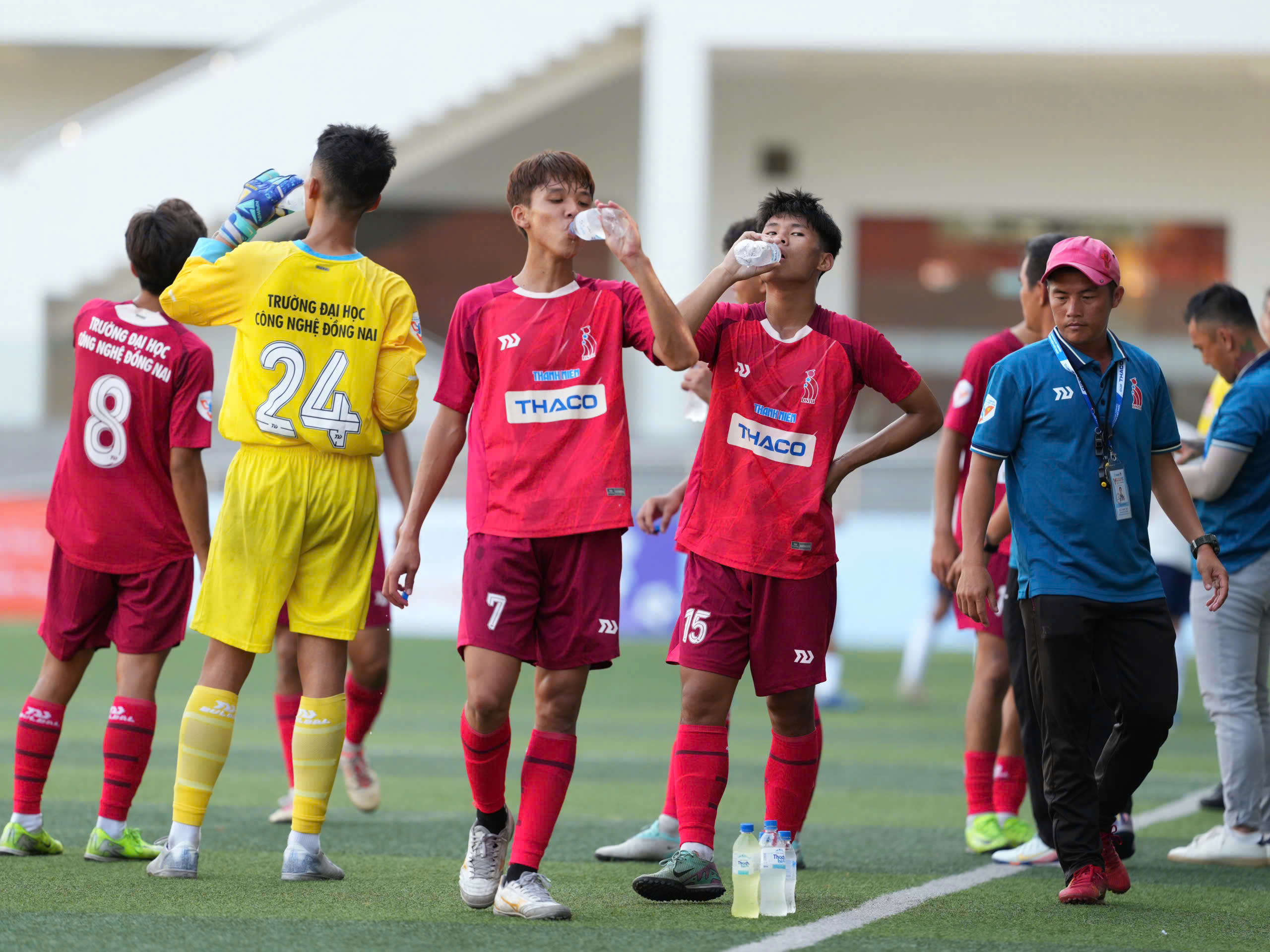 Chia tay đội đương kim hạng ba
- Ảnh 1. Chia tay đội đương kim hạng ba
- Ảnh 1.