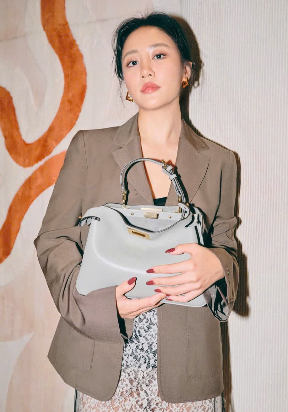 Blazer și fustă, duo-ul imbatabil pentru doamnele de birou - Fotografia 1. Blazer và chân váy, bộ đôi cho nàng công sở đẹp bất bại- Ảnh 1.