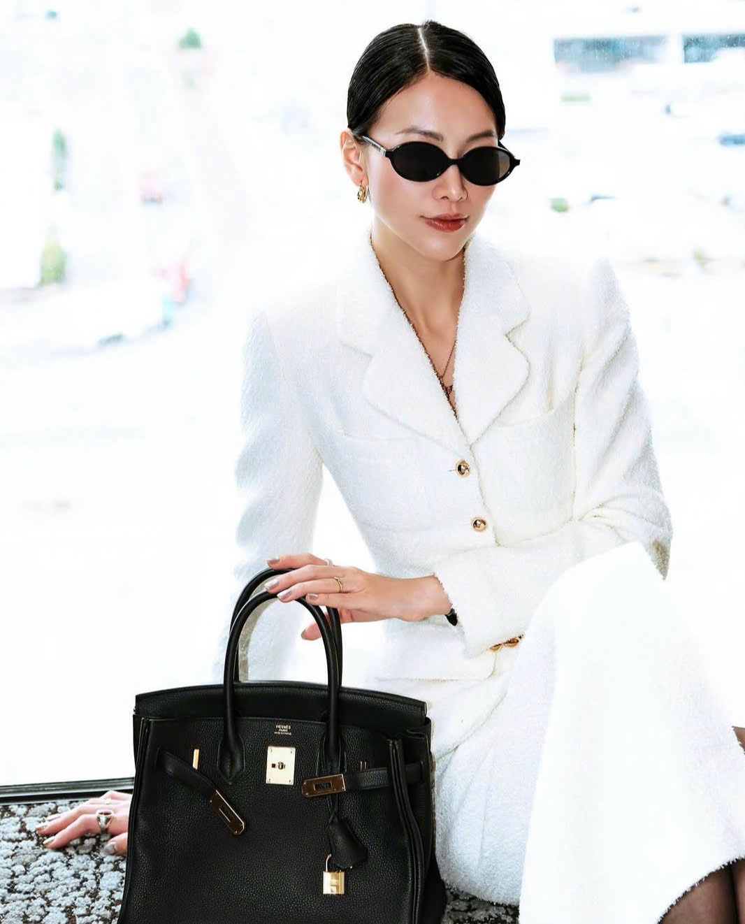 Blazer și fustă, duo-ul imbatabil pentru doamnele de birou - Fotografia 6. Blazer và chân váy, bộ đôi cho nàng công sở đẹp bất bại- Ảnh 6.
