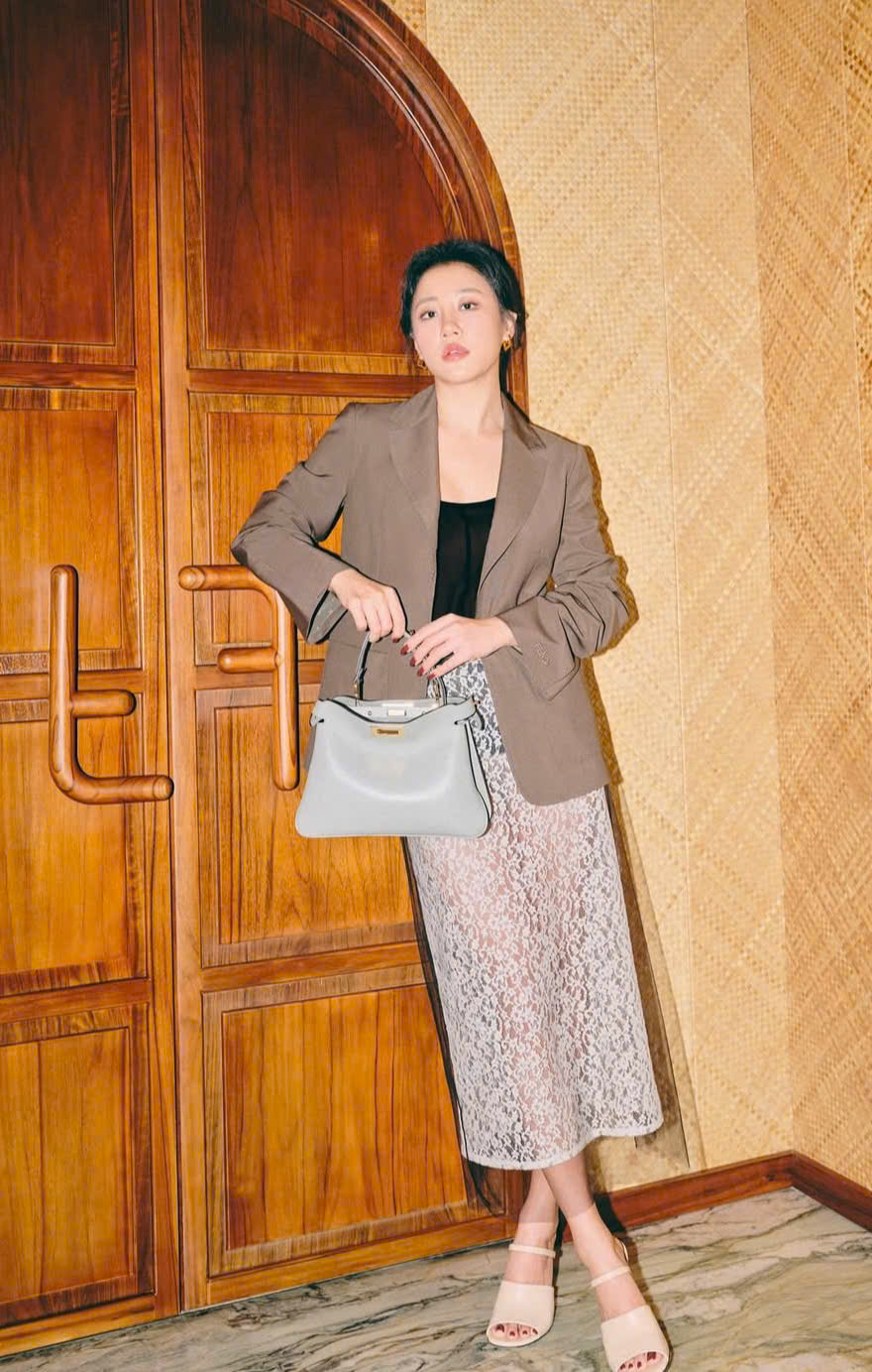 Blazer și fustă, duo-ul imbatabil pentru doamnele de birou - Fotografia 2. Blazer và chân váy, bộ đôi cho nàng công sở đẹp bất bại- Ảnh 2.
