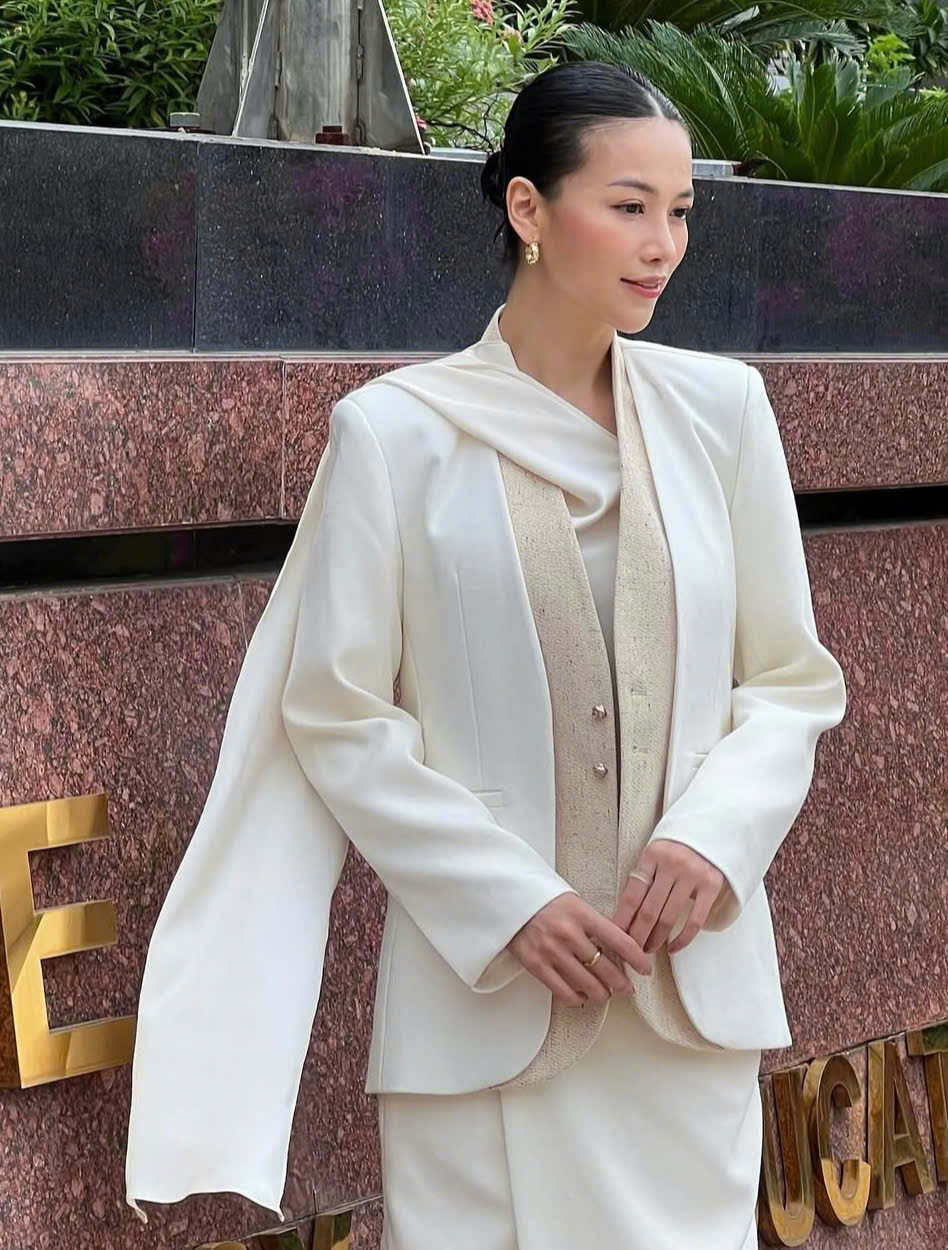 Blazer și fustă, duo-ul imbatabil pentru doamnele de birou - Fotografia 5. Blazer và chân váy, bộ đôi cho nàng công sở đẹp bất bại- Ảnh 5.