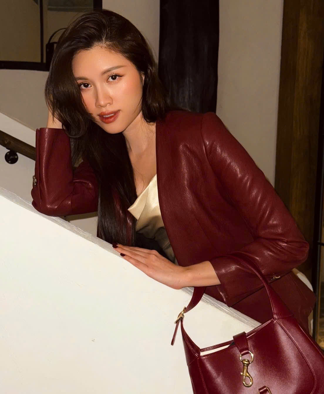 Blazer și fustă, duo-ul imbatabil pentru doamnele de birou - Fotografia 3. Blazer và chân váy, bộ đôi cho nàng công sở đẹp bất bại- Ảnh 3.