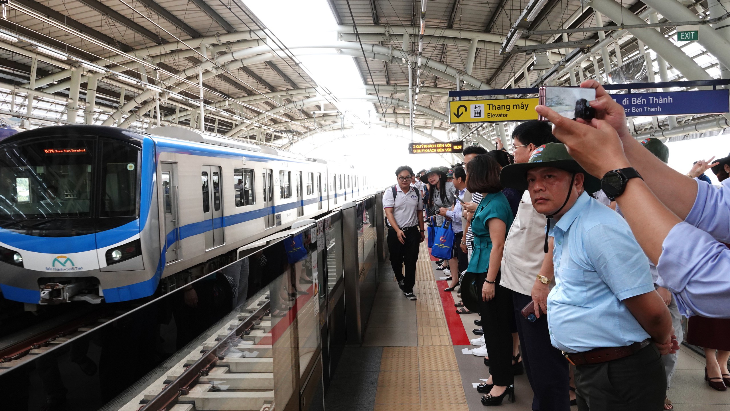 Cán bộ tuyên giáo, dân vận cả nước trải nghiệm tàu metro ở TP.HCM - Ảnh 10.