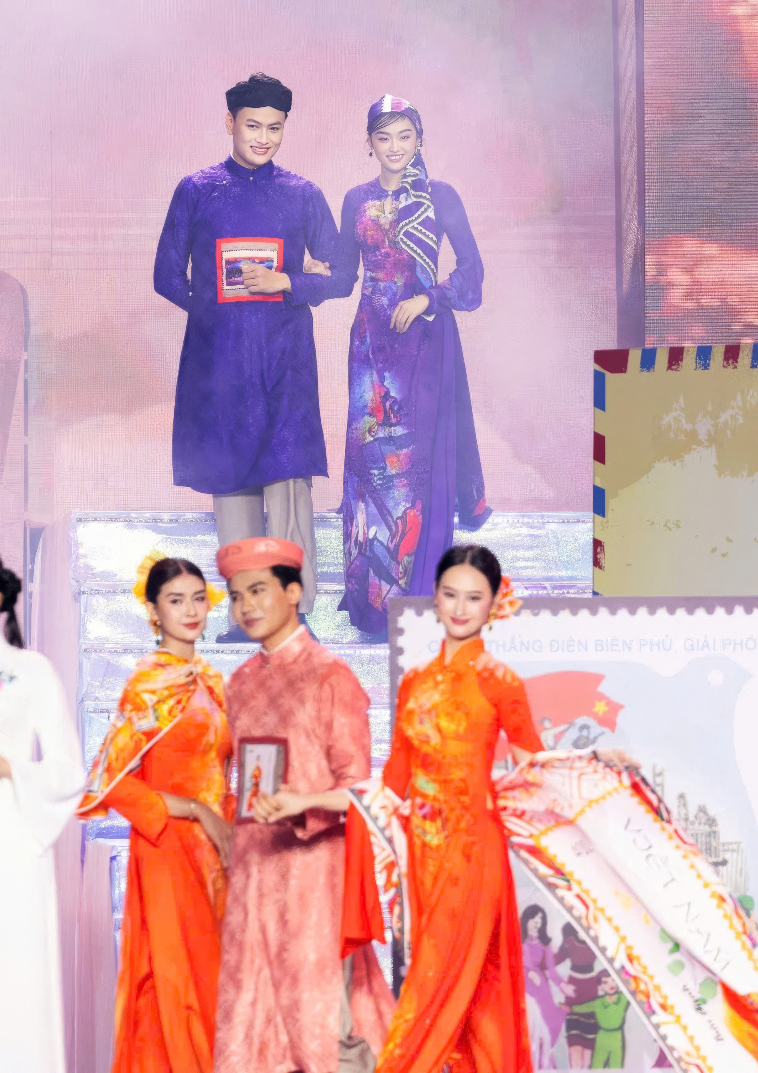 Obnovení živých obrazů poštovních známek na vzory ao dai - Fotografie 2. Tái hiện bức tranh tem thư sống động trên các thiết kế áo dài- Ảnh 2.