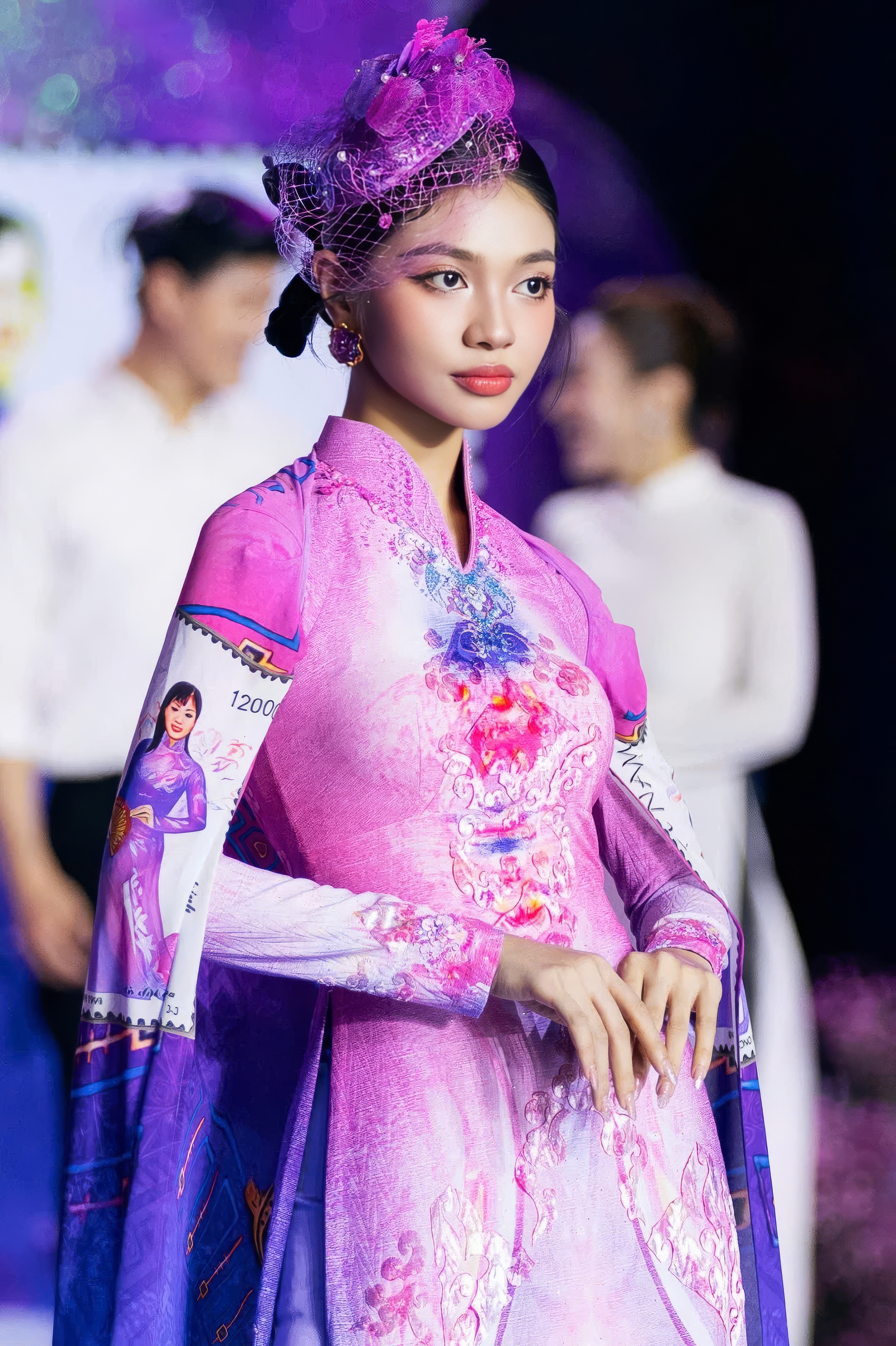 Obnovení živých obrazů poštovních známek na vzory ao dai - Fotografie 8. Tái hiện bức tranh tem thư sống động trên các thiết kế áo dài- Ảnh 8.