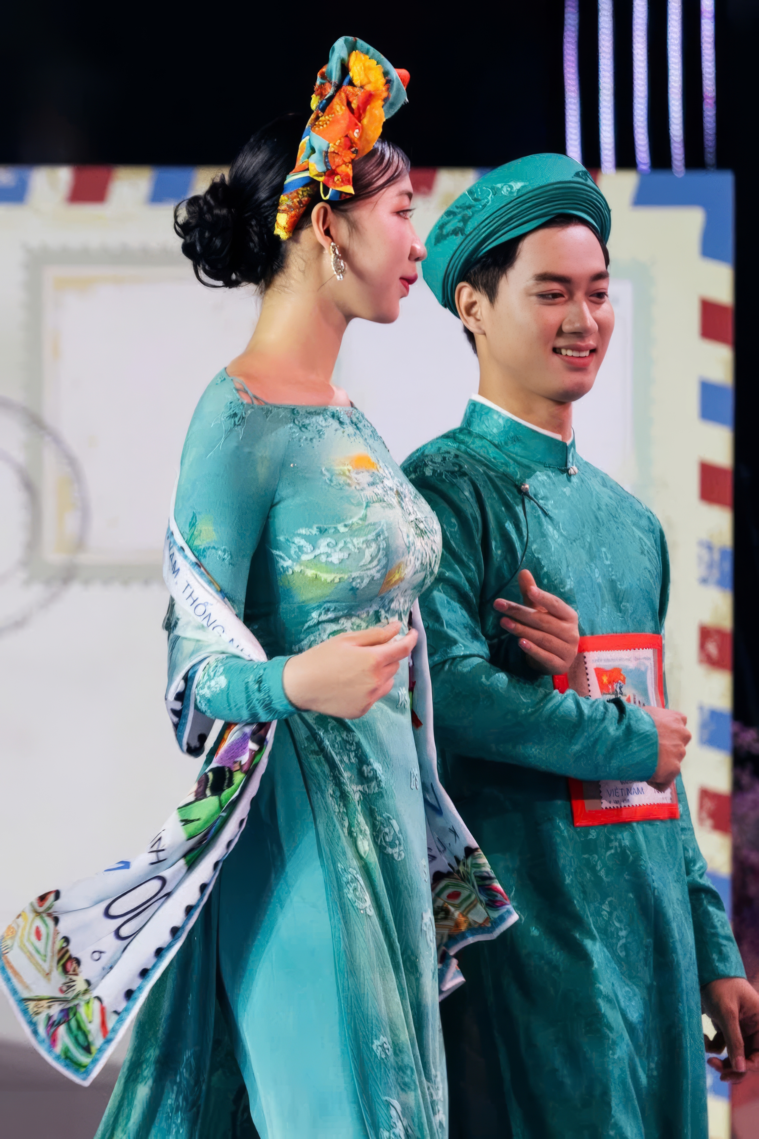 Obnovení živých obrazů poštovních známek na vzory ao dai - Fotografie 4. Tái hiện bức tranh tem thư sống động trên các thiết kế áo dài- Ảnh 4.