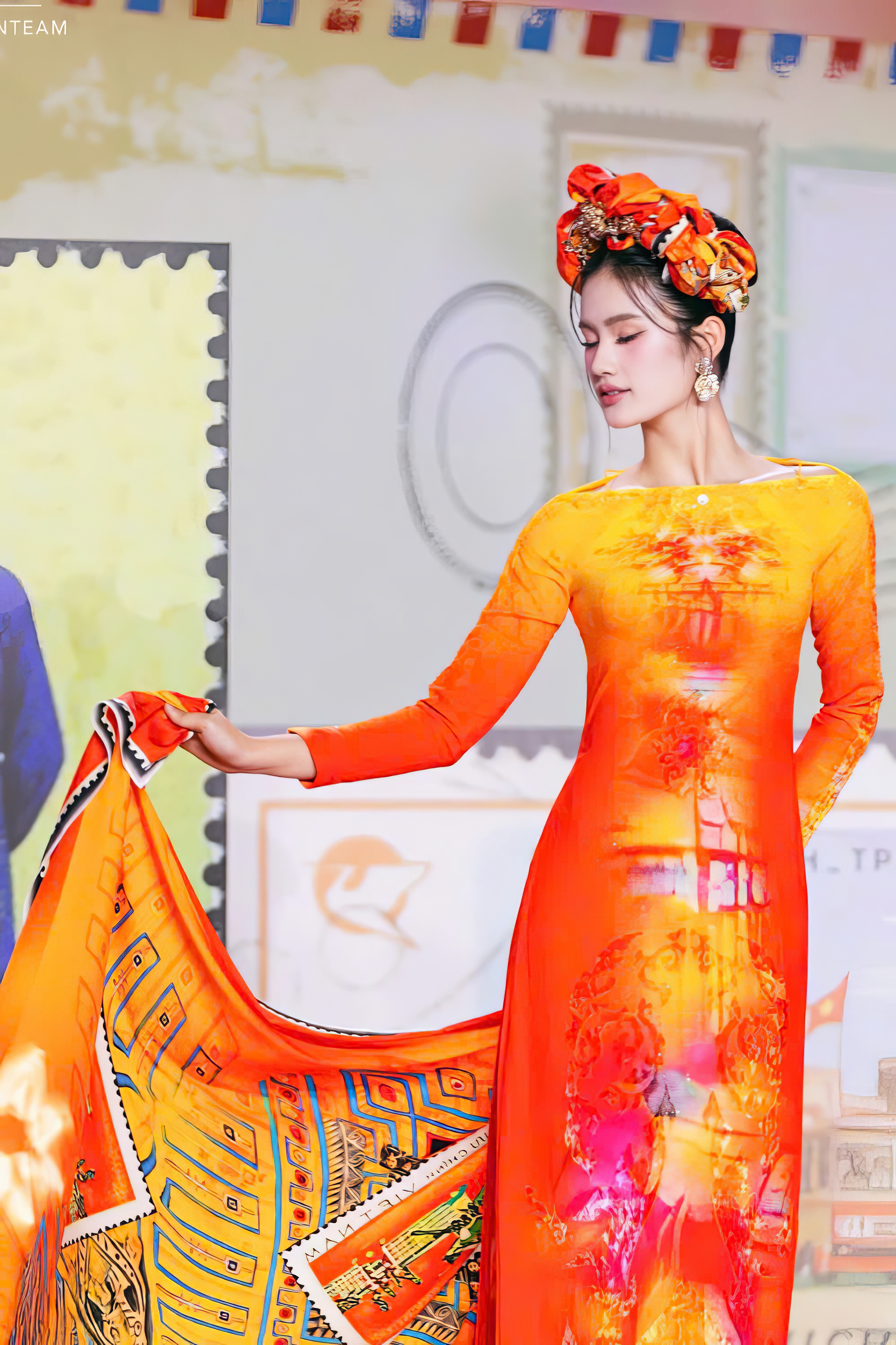 Obnovení živých obrazů poštovních známek na vzory ao dai - Fotografie 7. Tái hiện bức tranh tem thư sống động trên các thiết kế áo dài- Ảnh 7.