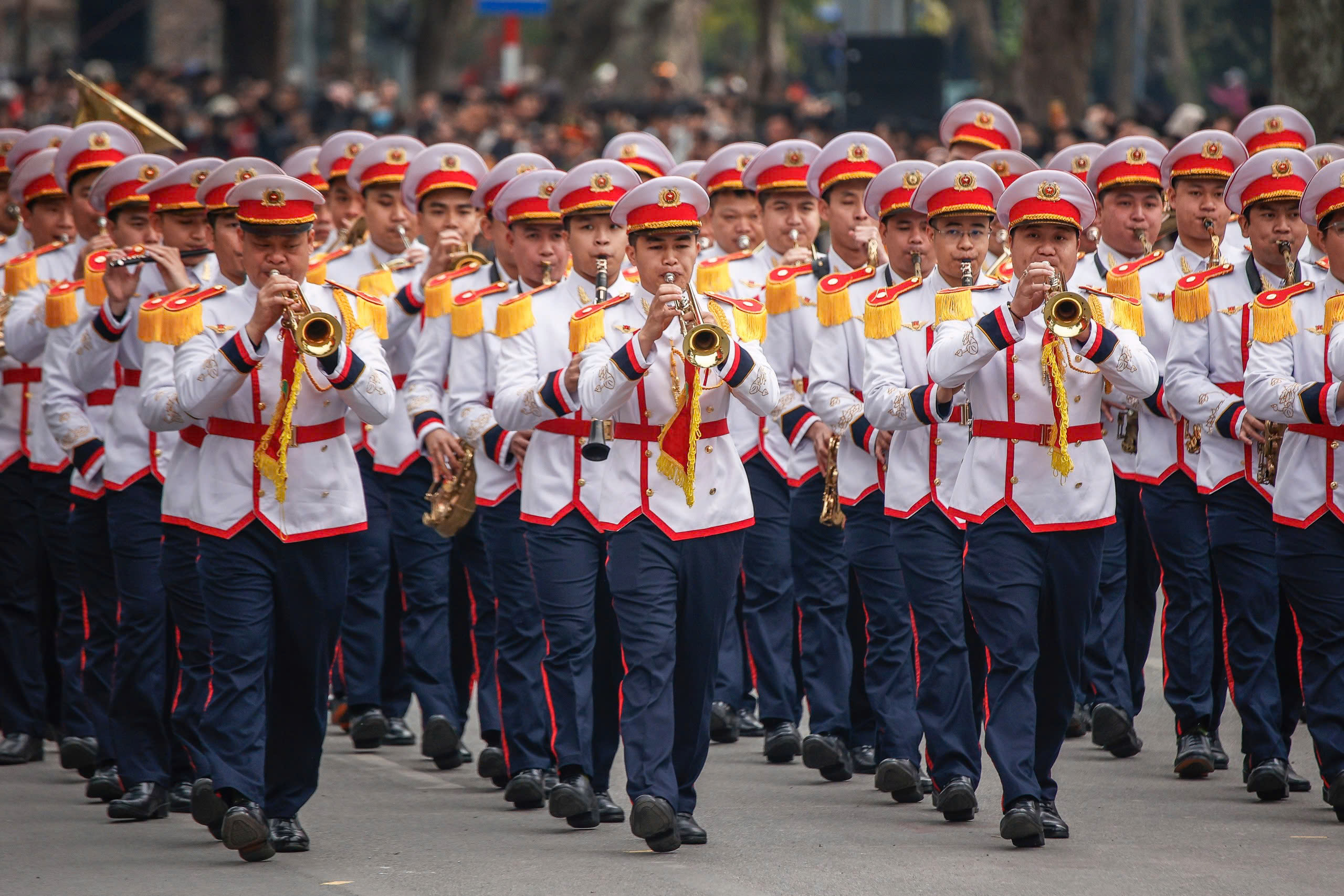 Kỵ binh, cảnh khuyển tr&igrave;nh diễn tr&ecirc;n phố đi bộ hồ Gươm- Ảnh 2.