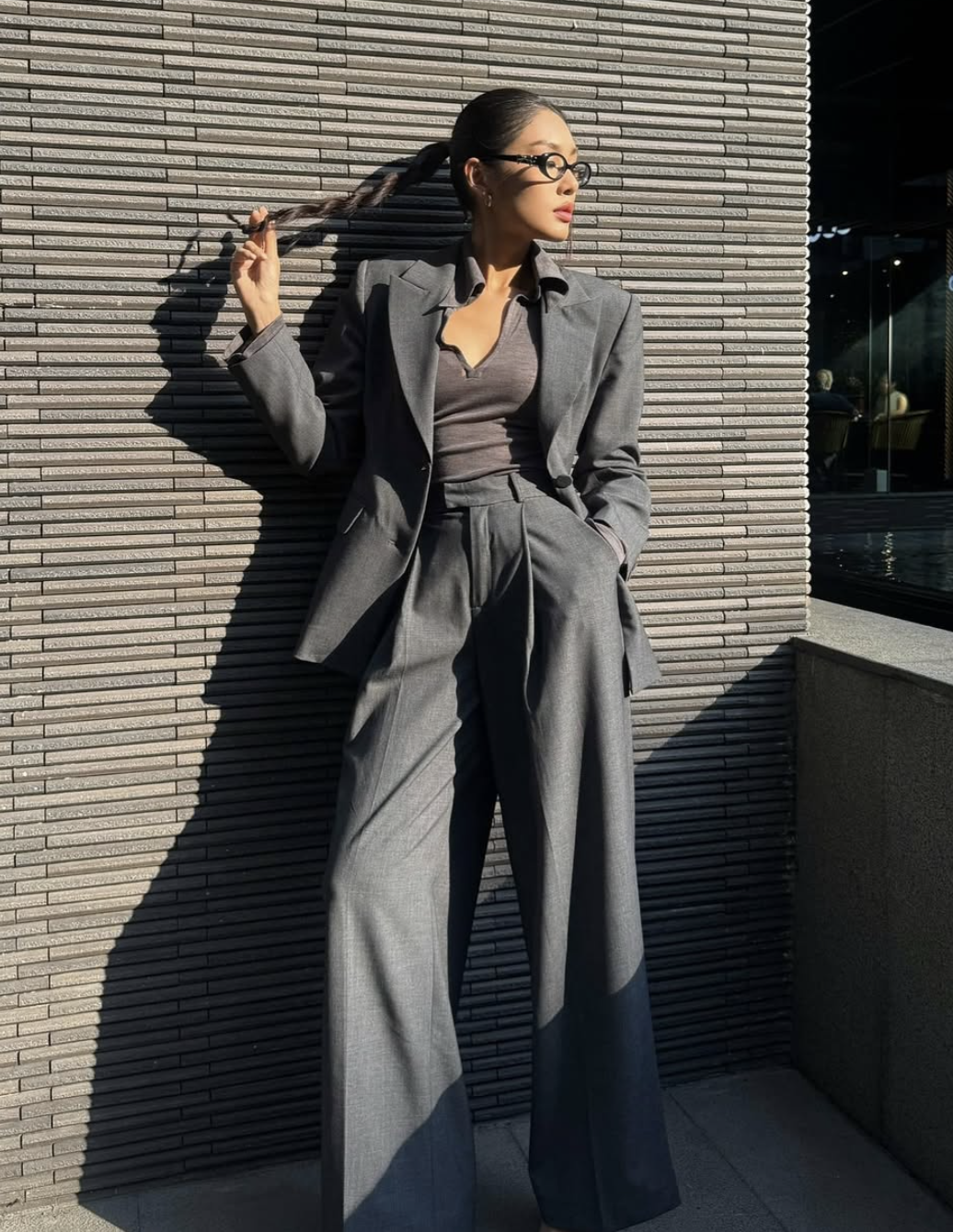 Begrüßen Sie den Sommer mit eleganten und bequemen Blazern im Büro – Bild 5. Đón hè sang với áo blazer thanh lịch, thoải mái chốn công sở- Ảnh 5.