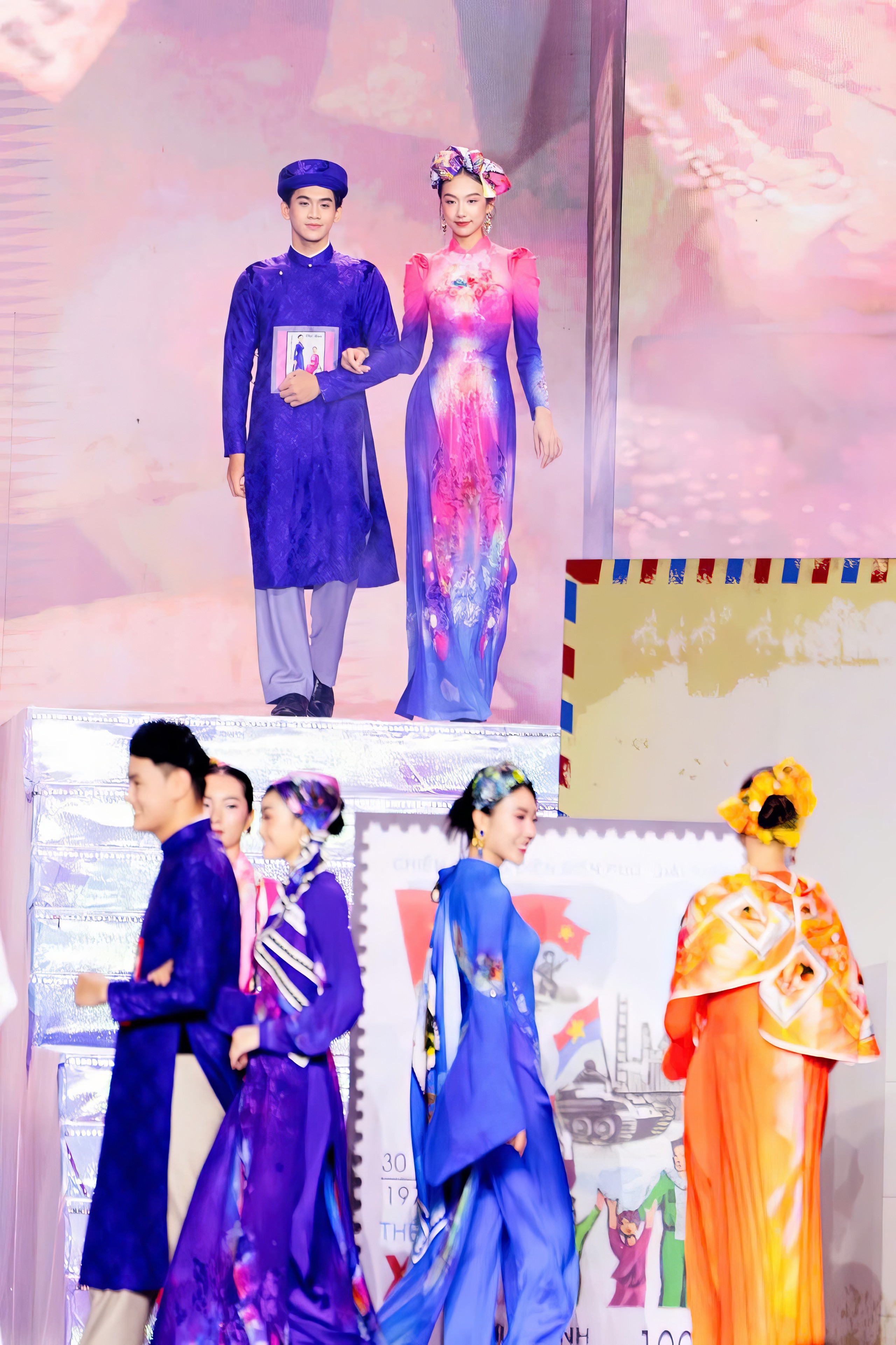 Obnovení živých obrazů poštovních známek na vzory ao dai - Fotografie 5. Tái hiện bức tranh tem thư sống động trên các thiết kế áo dài- Ảnh 5.