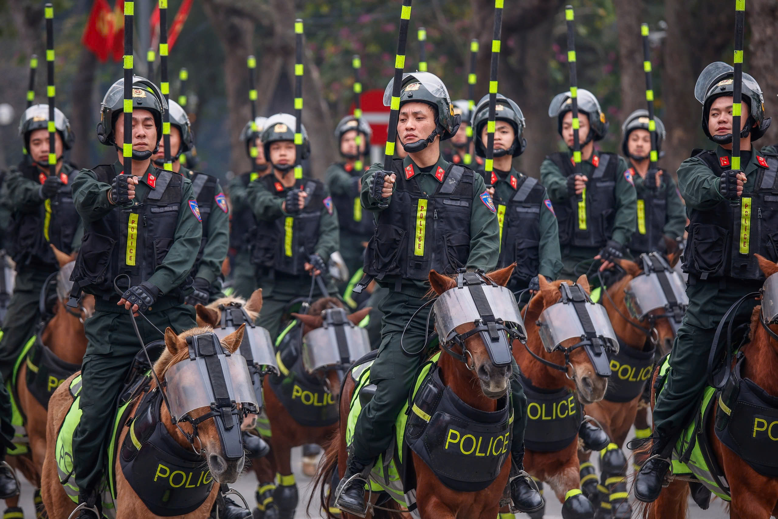 Kỵ binh, cảnh khuyển tr&igrave;nh diễn tr&ecirc;n phố đi bộ hồ Gươm- Ảnh 5.