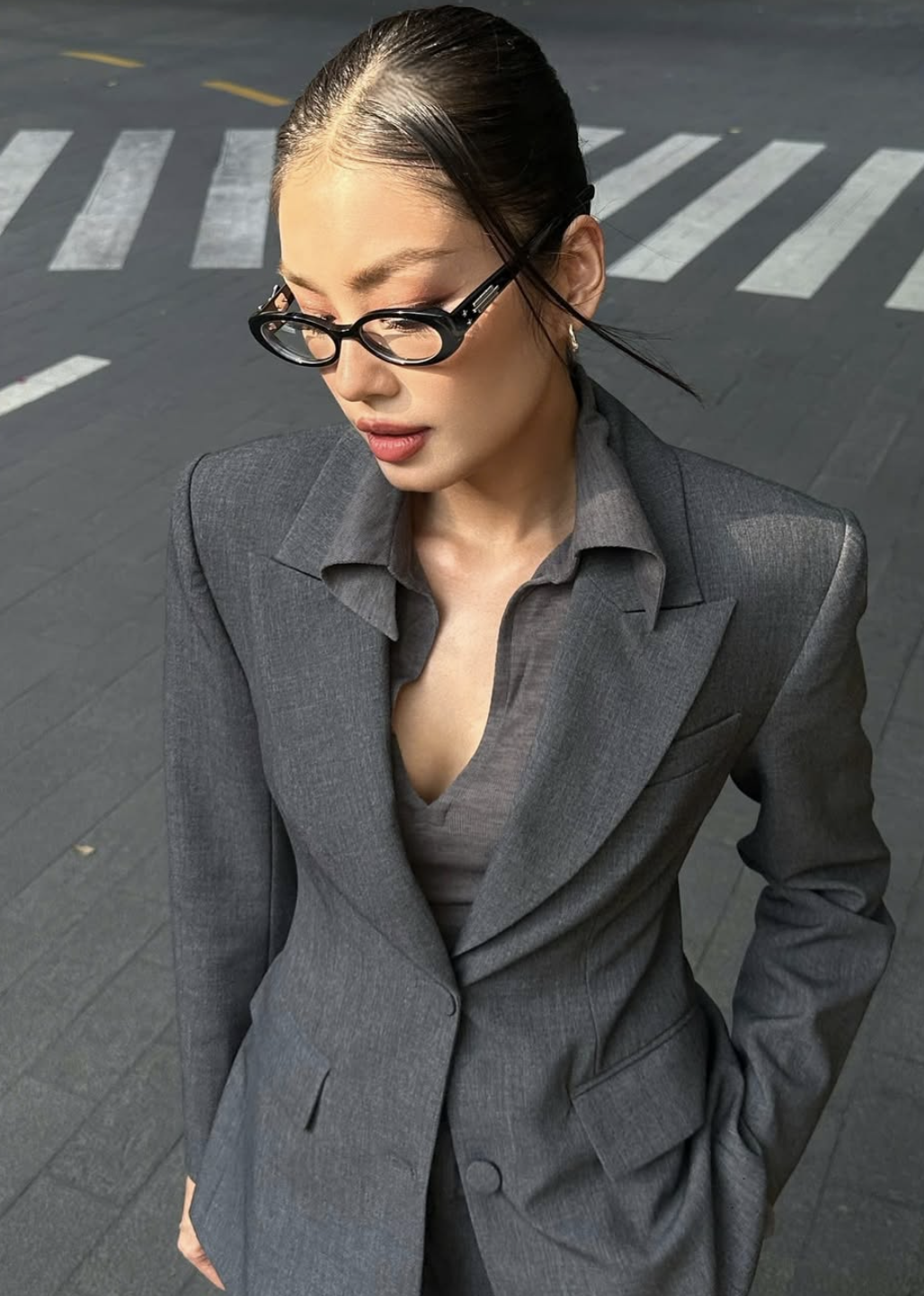 Begrüßen Sie den Sommer mit eleganten und bequemen Blazern im Büro – Bild 4. Đón hè sang với áo blazer thanh lịch, thoải mái chốn công sở- Ảnh 4.