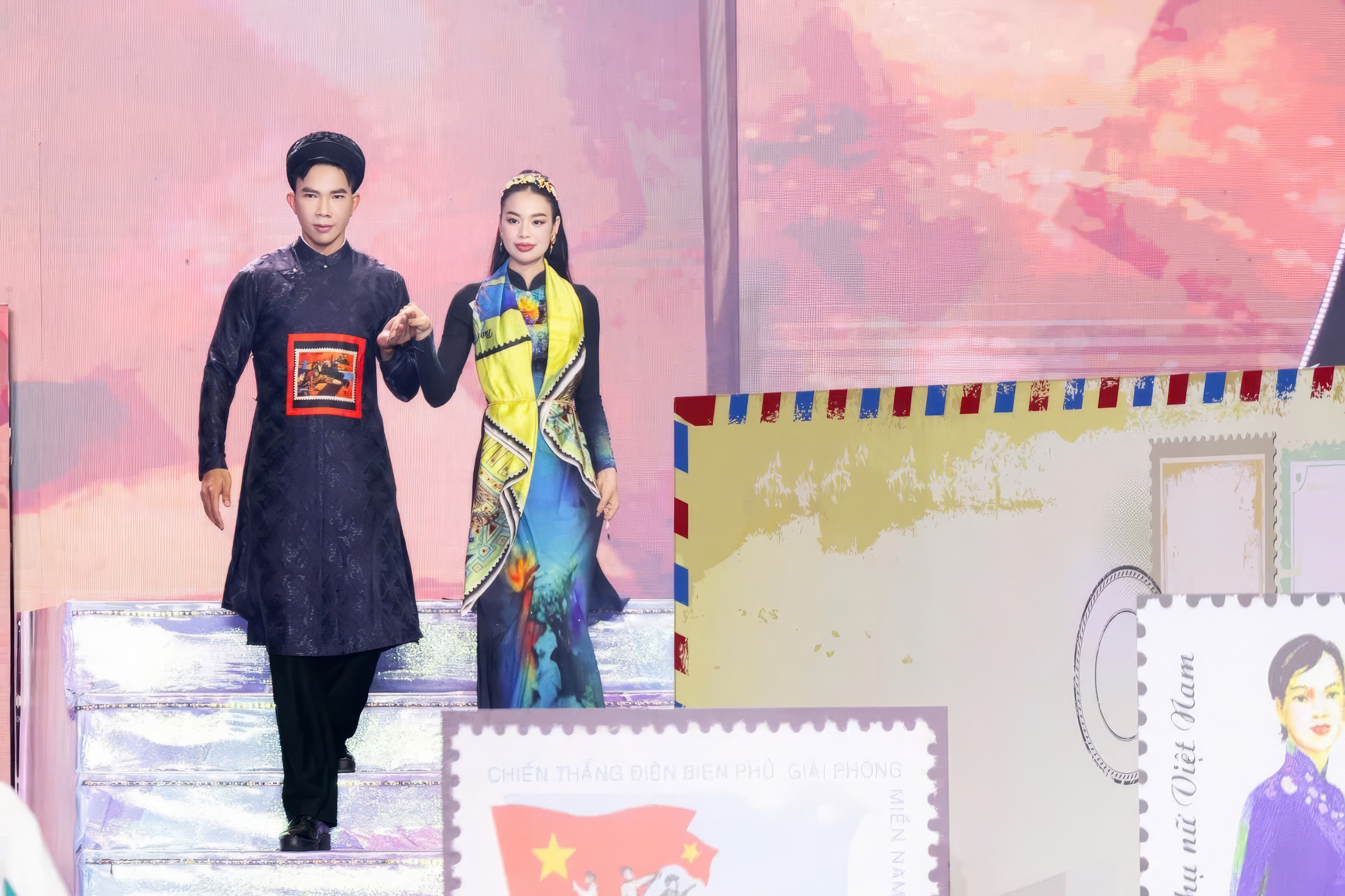 Obnovení živých obrazů poštovních známek na vzory ao dai - Fotografie 6. Tái hiện bức tranh tem thư sống động trên các thiết kế áo dài- Ảnh 6.