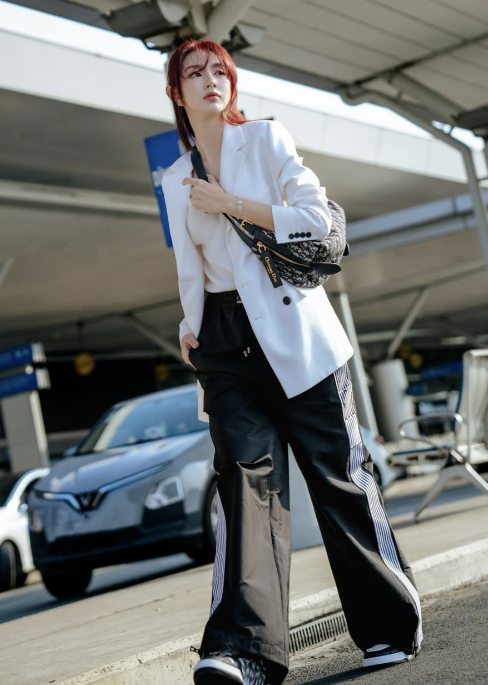 Begrüßen Sie den Sommer mit eleganten und bequemen Blazern im Büro – Bild 6. Đón hè sang với áo blazer thanh lịch, thoải mái chốn công sở- Ảnh 6.
