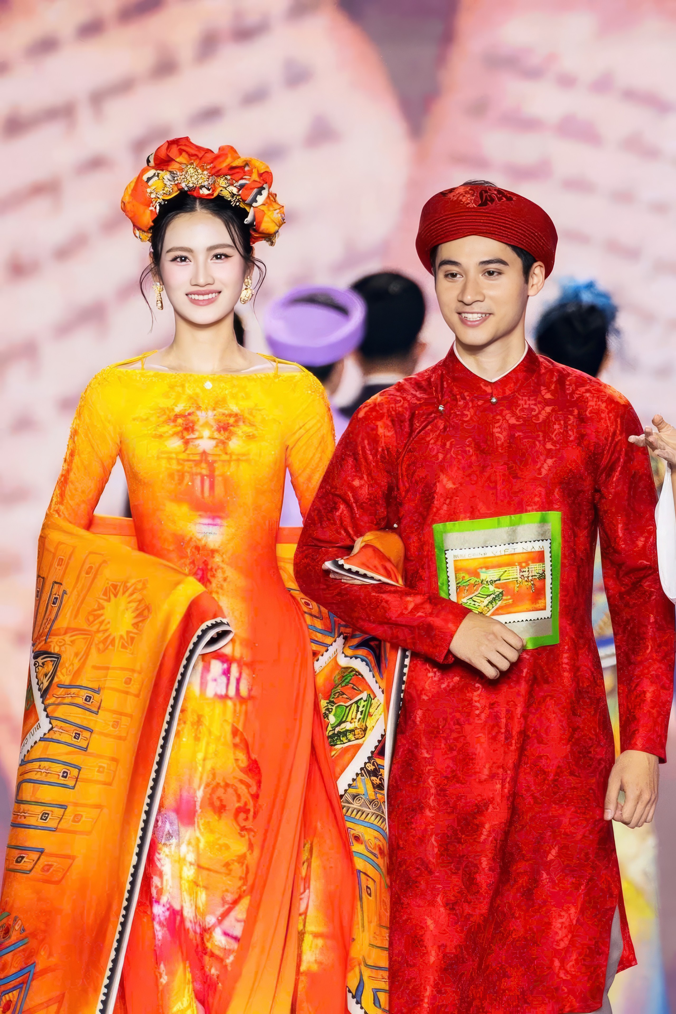 Obnovení živých obrazů poštovních známek na vzory ao dai - Fotografie 1. Tái hiện bức tranh tem thư sống động trên các thiết kế áo dài- Ảnh 1.