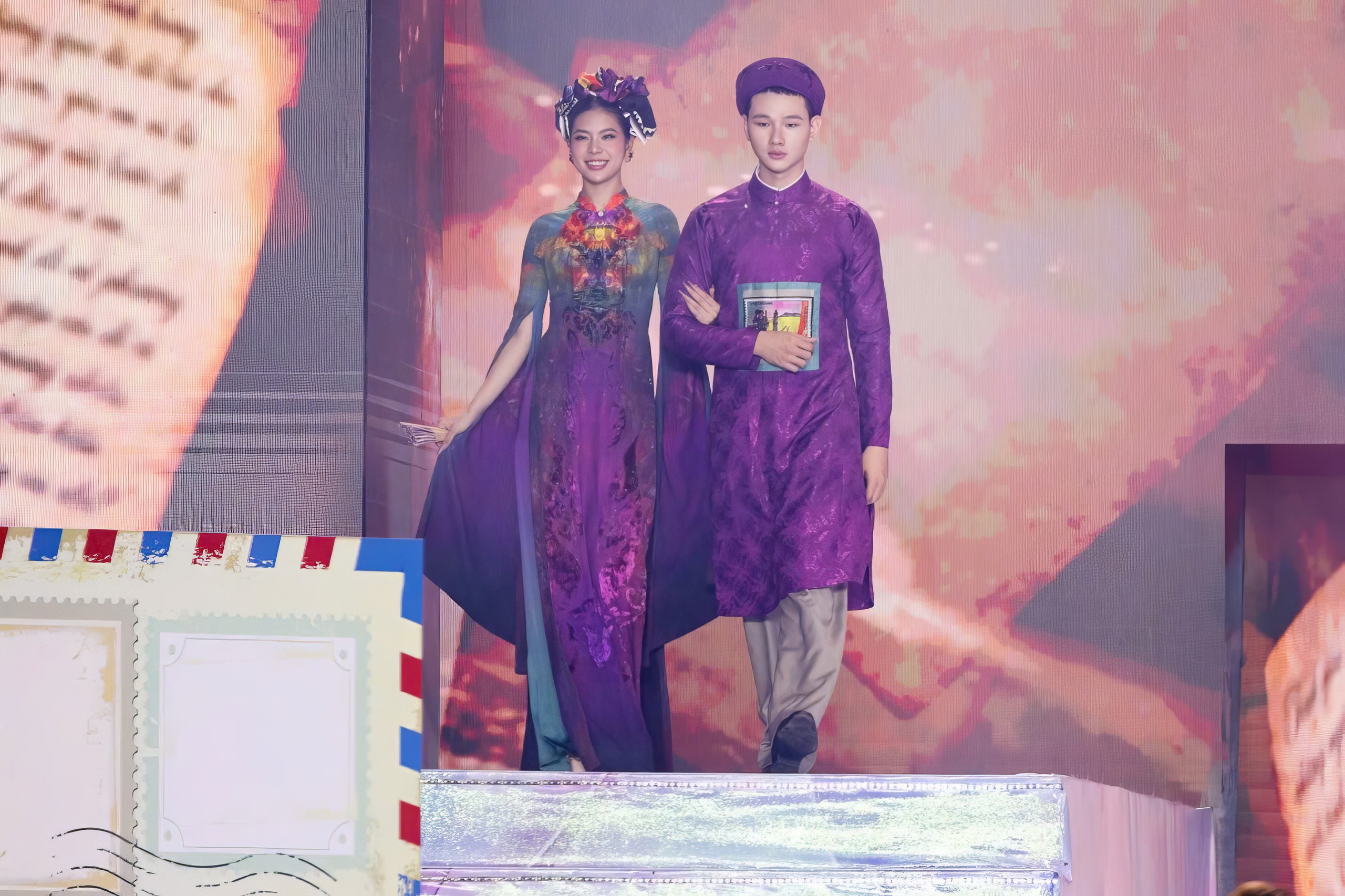 Obnovení živých obrazů poštovních známek na vzory ao dai - Fotografie 3. Tái hiện bức tranh tem thư sống động trên các thiết kế áo dài- Ảnh 3.