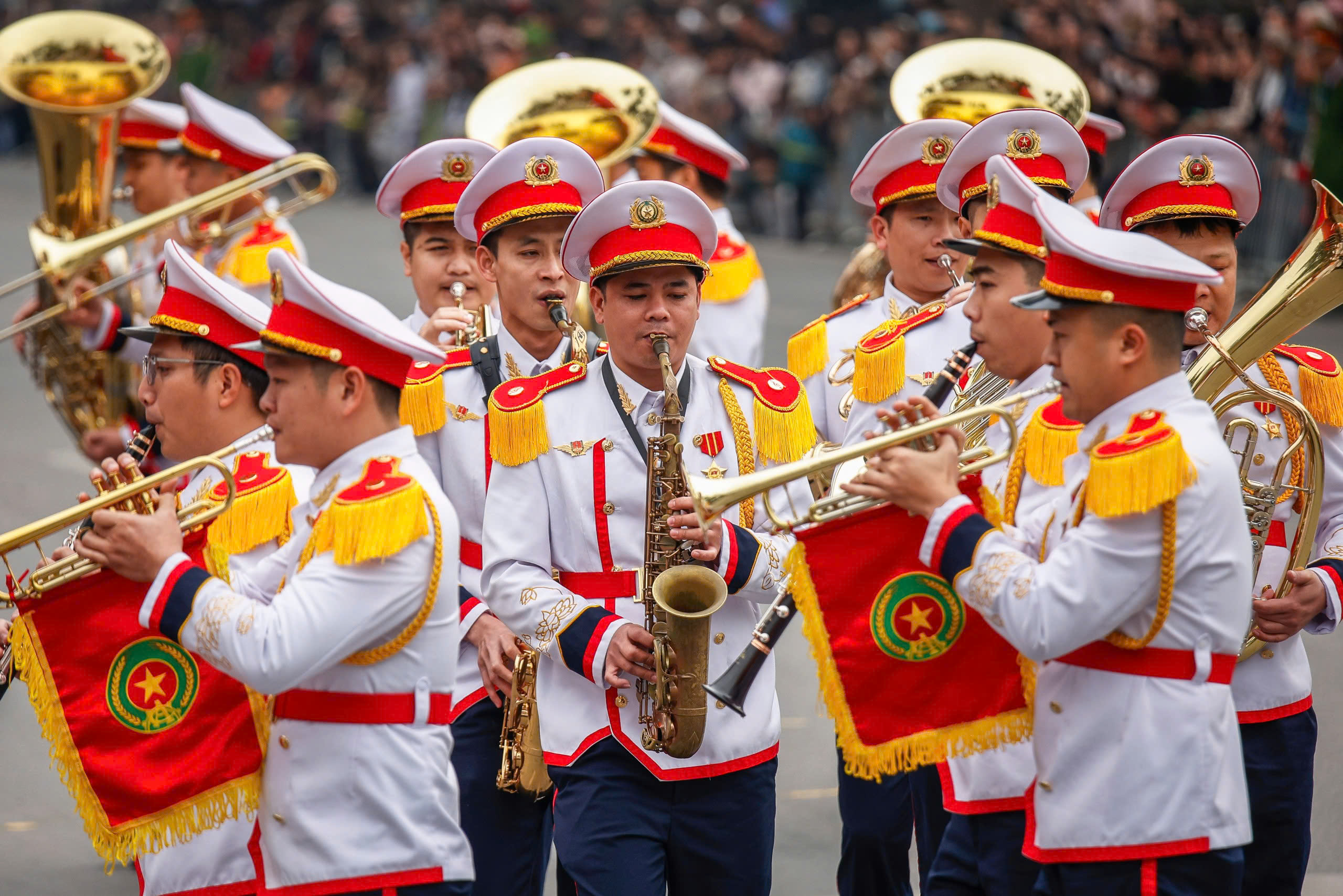 Kỵ binh, cảnh khuyển tr&igrave;nh diễn tr&ecirc;n phố đi bộ hồ Gươm- Ảnh 3.
