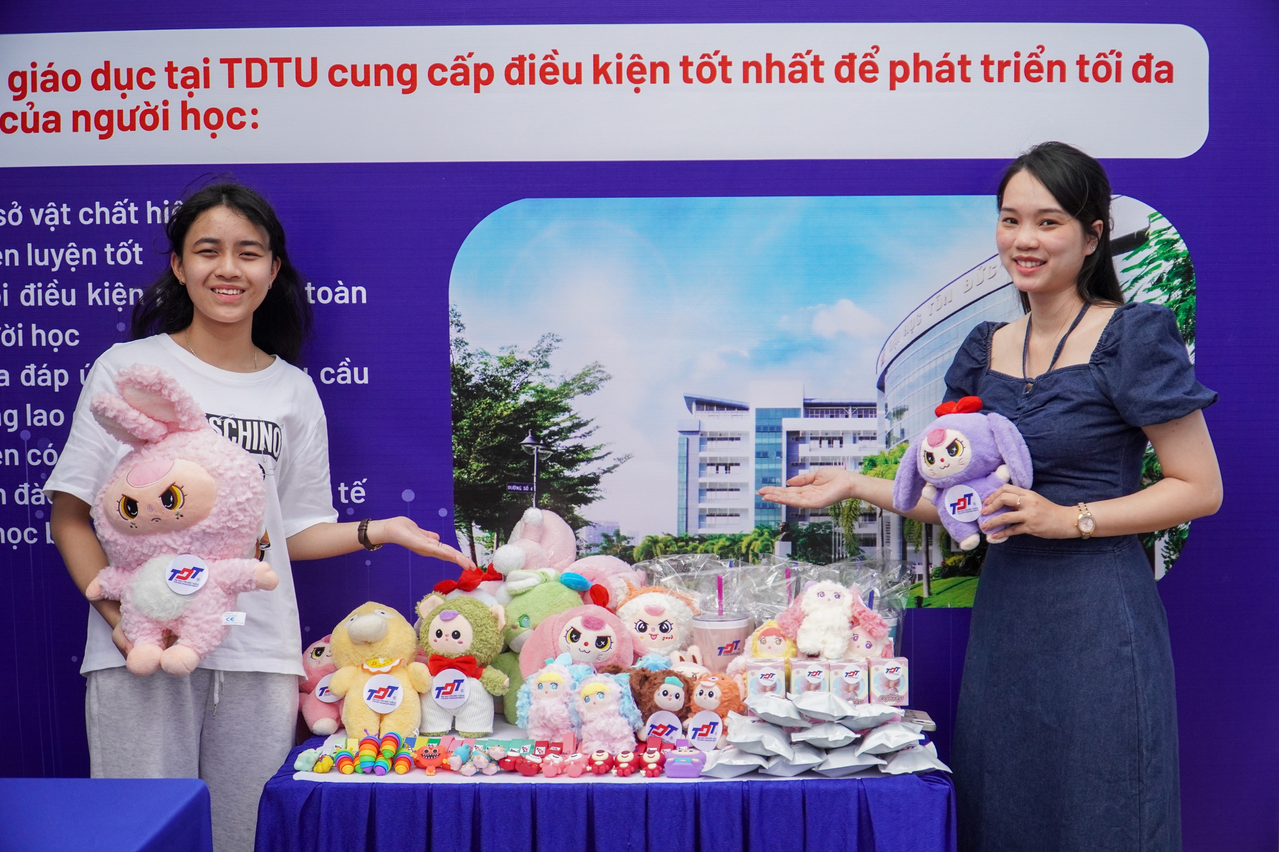 Tư vấn mùa thi tại một trong những vịnh biển đẹp nhất thế giới - Ảnh 7.