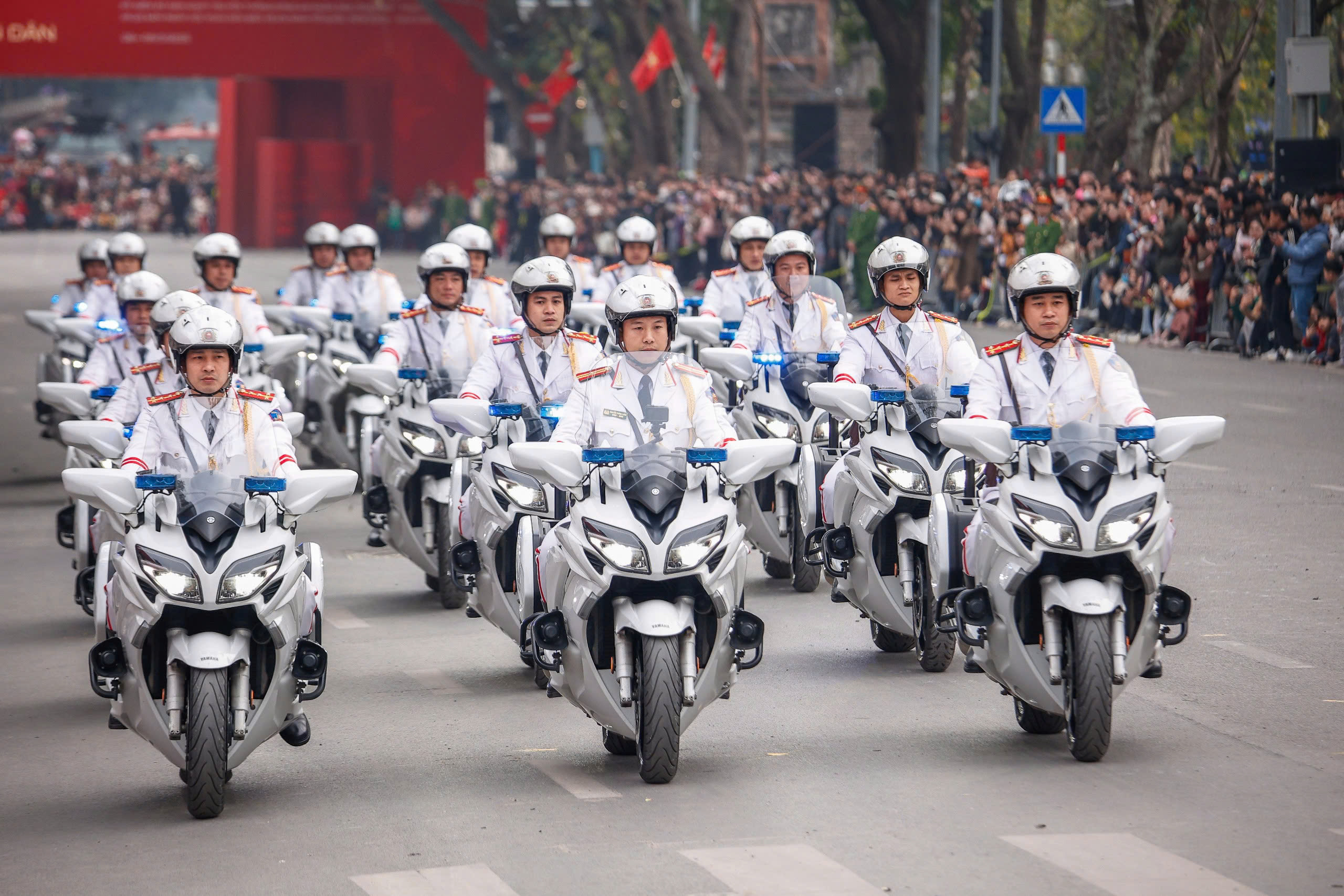 Kỵ binh, cảnh khuyển tr&igrave;nh diễn tr&ecirc;n phố đi bộ hồ Gươm- Ảnh 11.