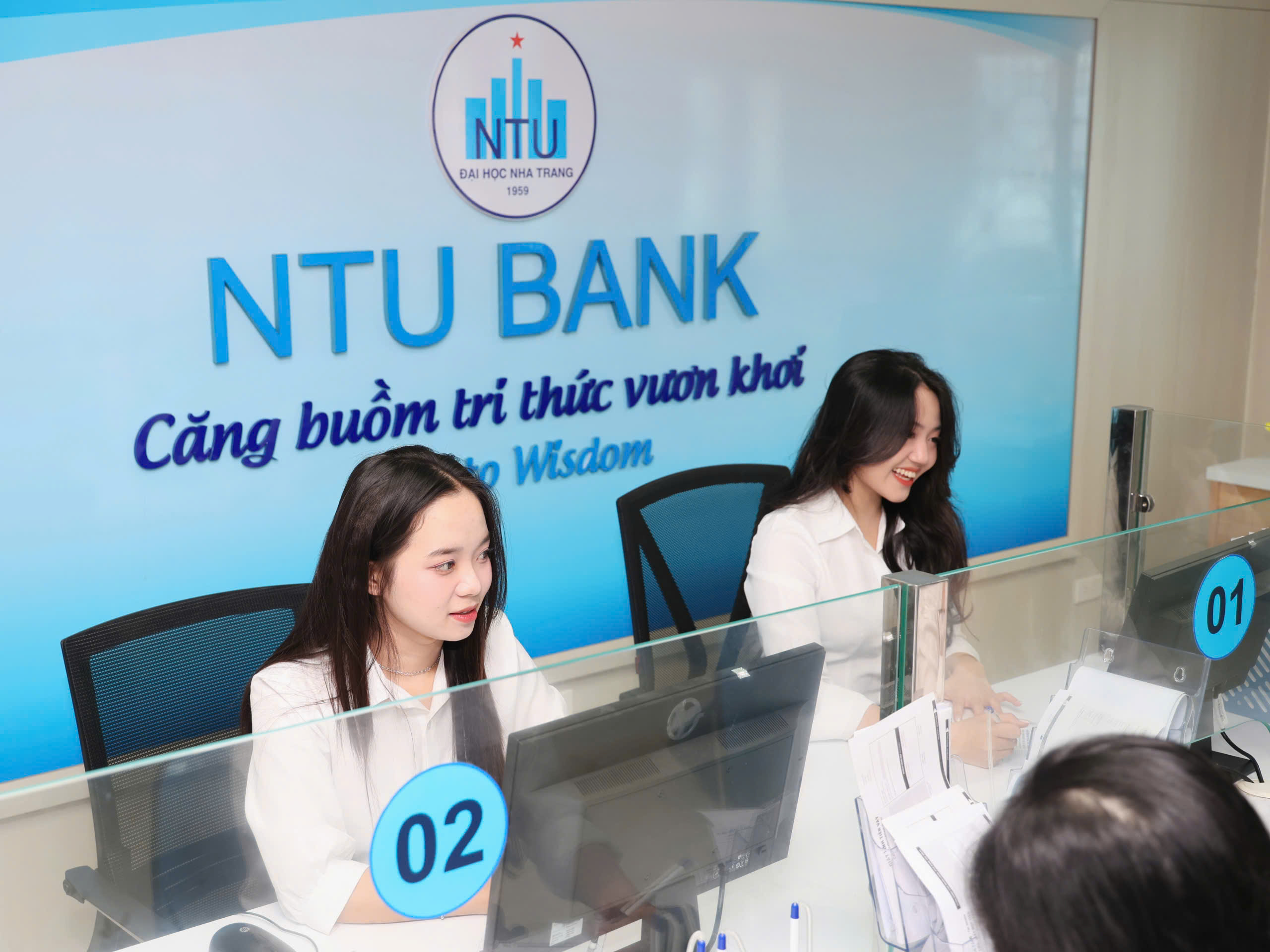 Tư vấn mùa thi tại một trong những vịnh biển đẹp nhất thế giới - Ảnh 3.