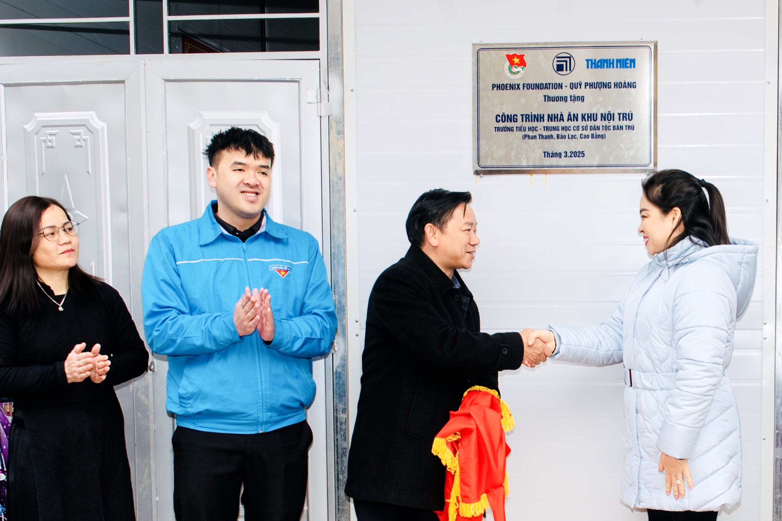 Thanh Nien اخبار اور Phoenix Fund نے Cao Bang میں طلباء کو 2 کیفے ٹیریا عطیہ کیے - تصویر 1۔ Báo Thanh Niên và Quỹ Phượng Hoàng tặng 2 nhà ăn cho học sinh ở Cao Bằng- Ảnh 1.