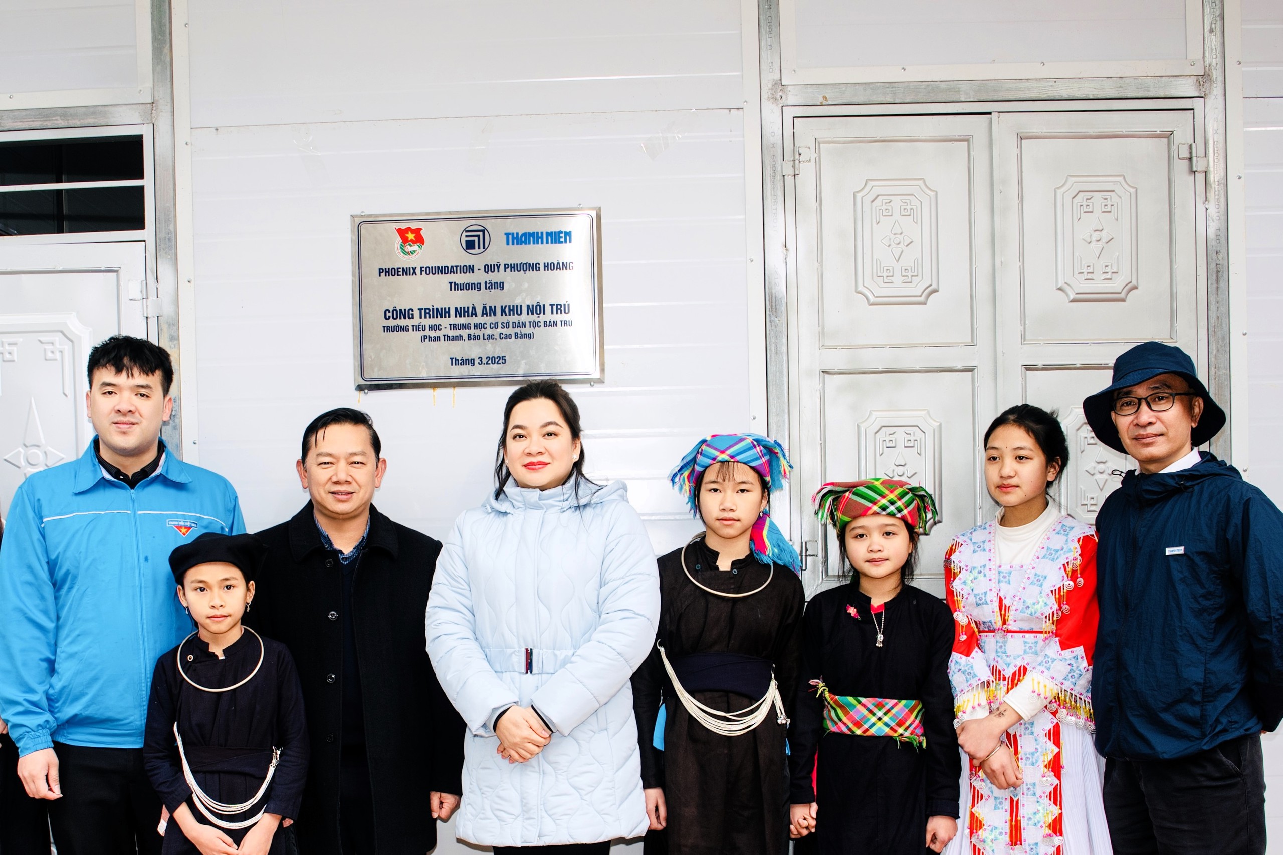 Thanh Nien اخبار اور Phoenix Fund نے Cao Bang میں طلباء کو 2 کیفے ٹیریا عطیہ کیے - تصویر 2۔ Báo Thanh Niên và Quỹ Phượng Hoàng tặng 2 nhà ăn cho học sinh ở Cao Bằng- Ảnh 2.