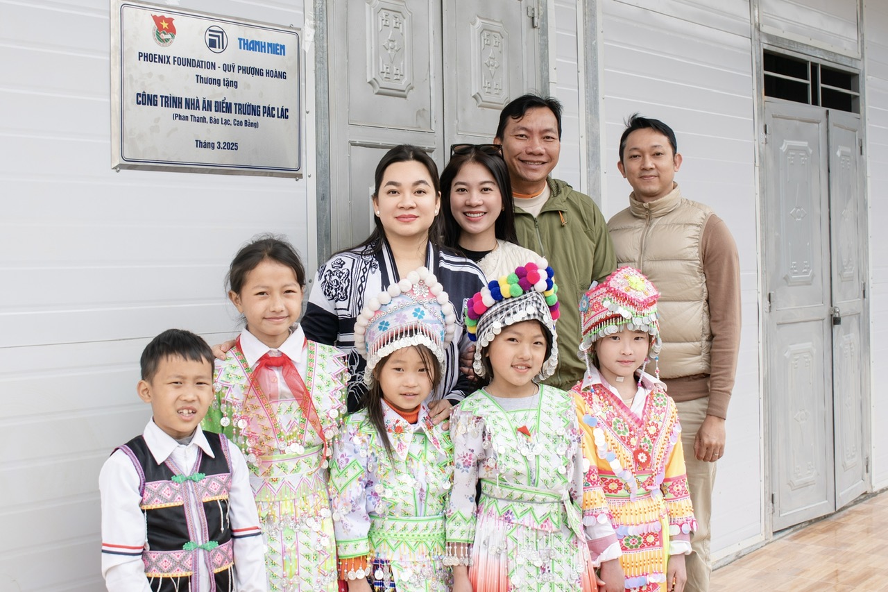 Thanh Nien اخبار اور Phoenix Fund نے Cao Bang میں طلباء کو 2 کیفے ٹیریا عطیہ کیے - تصویر 3۔ Báo Thanh Niên và Quỹ Phượng Hoàng tặng 2 nhà ăn cho học sinh ở Cao Bằng- Ảnh 3.