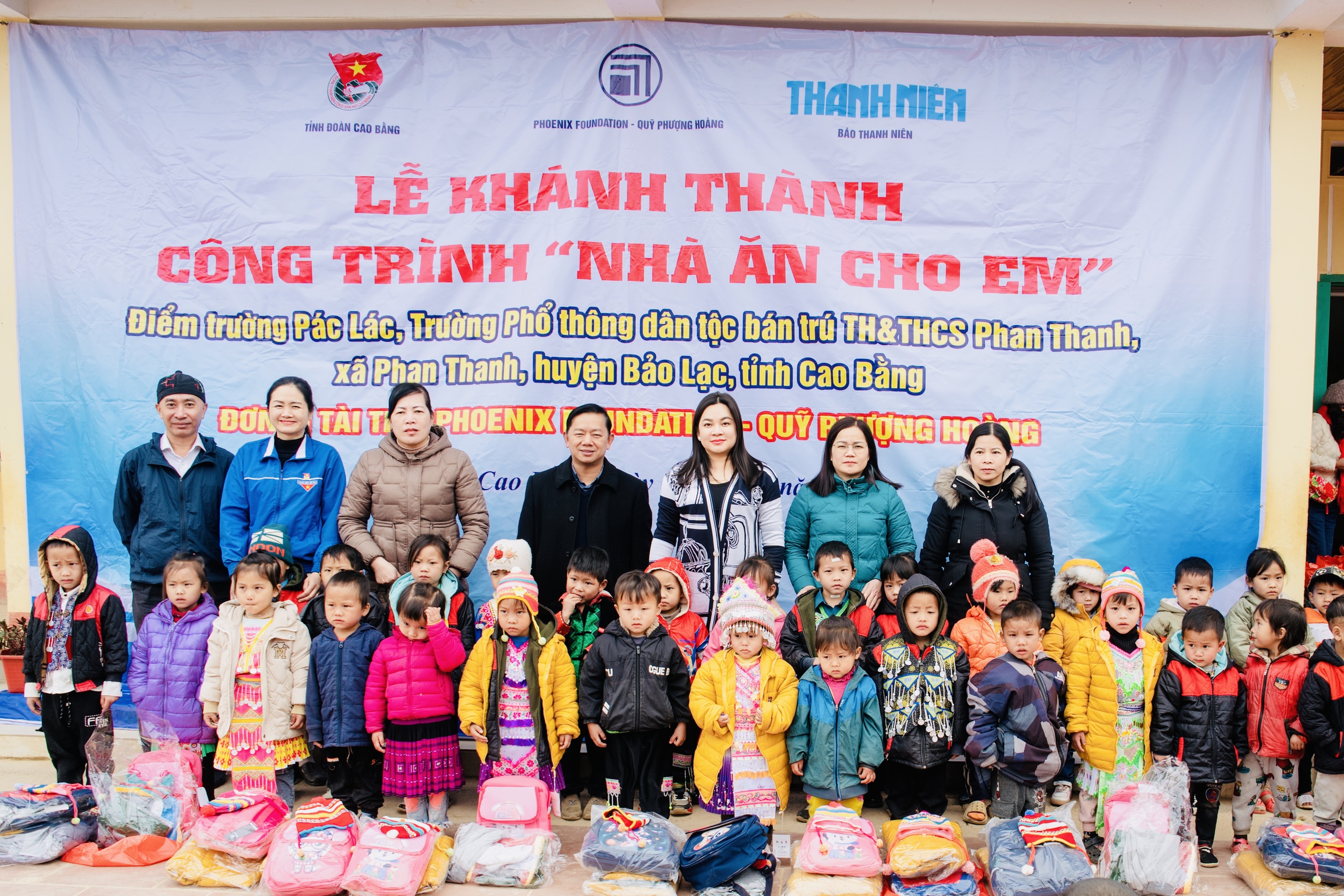Thanh Nien اخبار اور Phoenix Fund نے Cao Bang میں طلباء کو 2 کیفے ٹیریا عطیہ کیے - تصویر 4۔ Báo Thanh Niên và Quỹ Phượng Hoàng tặng 2 nhà ăn cho học sinh ở Cao Bằng- Ảnh 4.