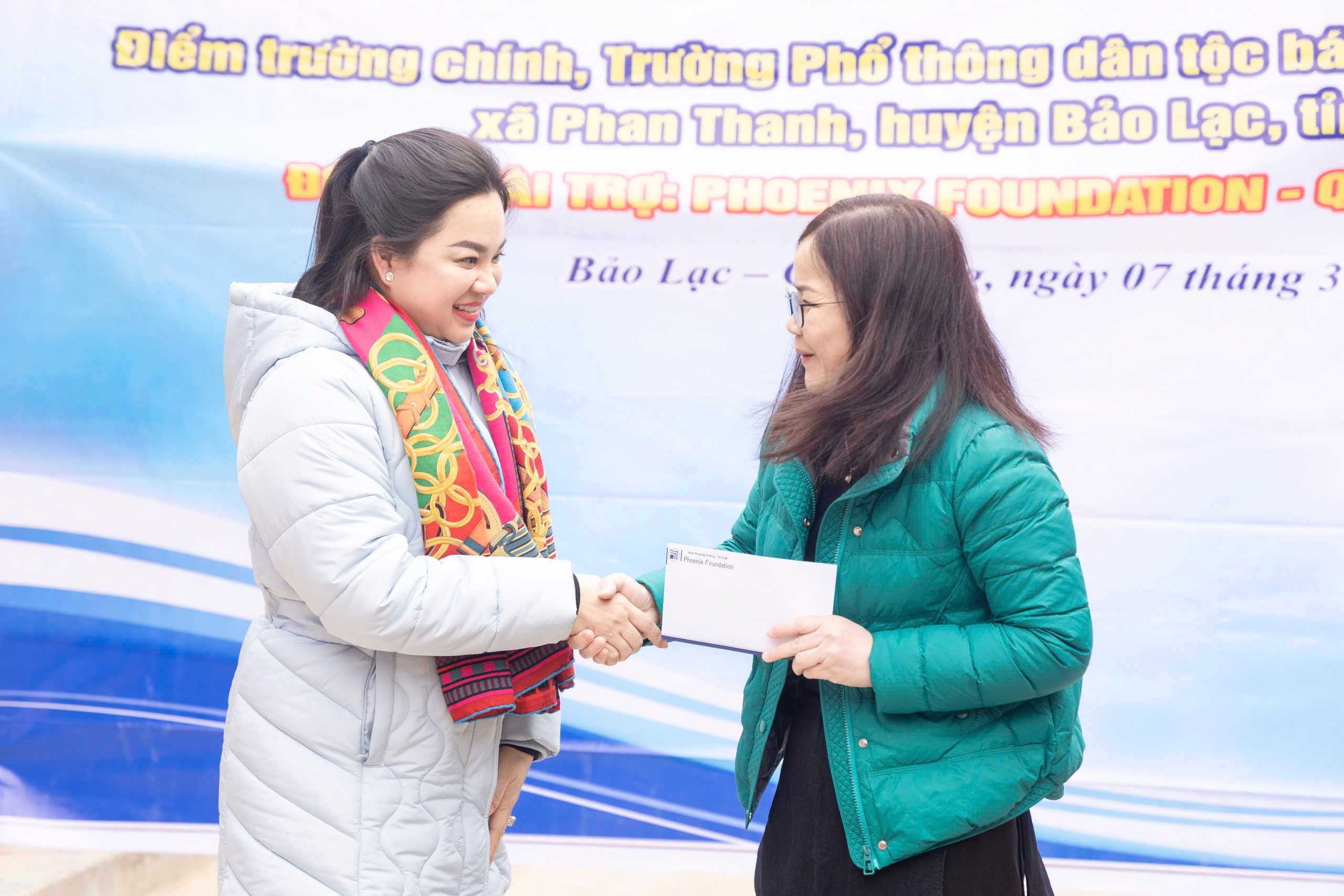 Thanh Nien اخبار اور Phoenix Fund نے Cao Bang میں طلباء کو 2 کیفے ٹیریا عطیہ کیے - تصویر 5۔ Báo Thanh Niên và Quỹ Phượng Hoàng tặng 2 nhà ăn cho học sinh ở Cao Bằng- Ảnh 5.
