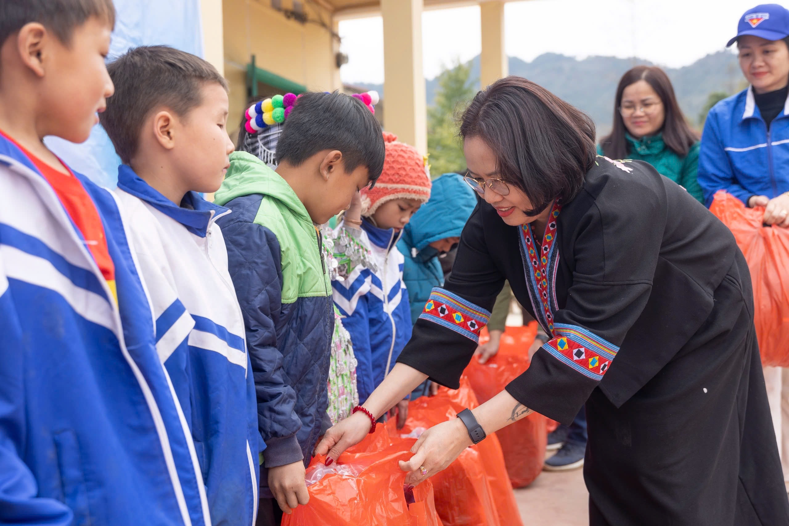 Thanh Nien اخبار اور Phoenix Fund نے Cao Bang میں طلباء کو 2 کیفے ٹیریا عطیہ کیے - تصویر 7۔ Báo Thanh Niên và Quỹ Phượng Hoàng tặng 2 nhà ăn cho học sinh ở Cao Bằng- Ảnh 7.