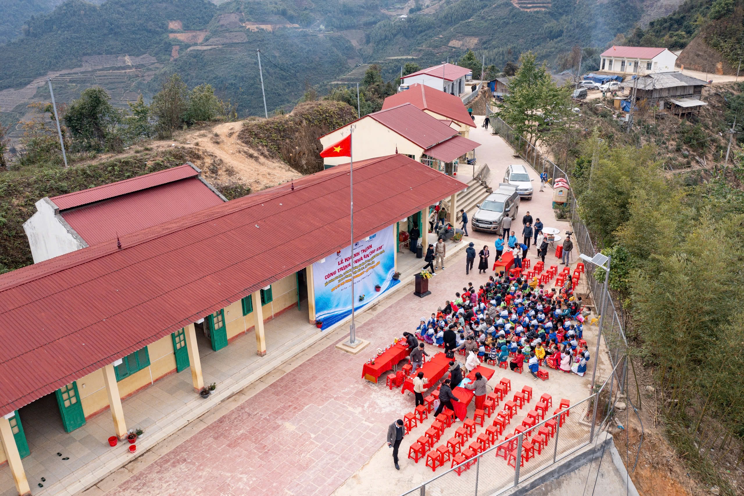 Thanh Nien اخبار اور Phoenix Fund نے Cao Bang میں طلباء کو 2 کیفے ٹیریا عطیہ کیے - تصویر 10۔ Báo Thanh Niên và Quỹ Phượng Hoàng tặng 2 nhà ăn cho học sinh ở Cao Bằng- Ảnh 10.