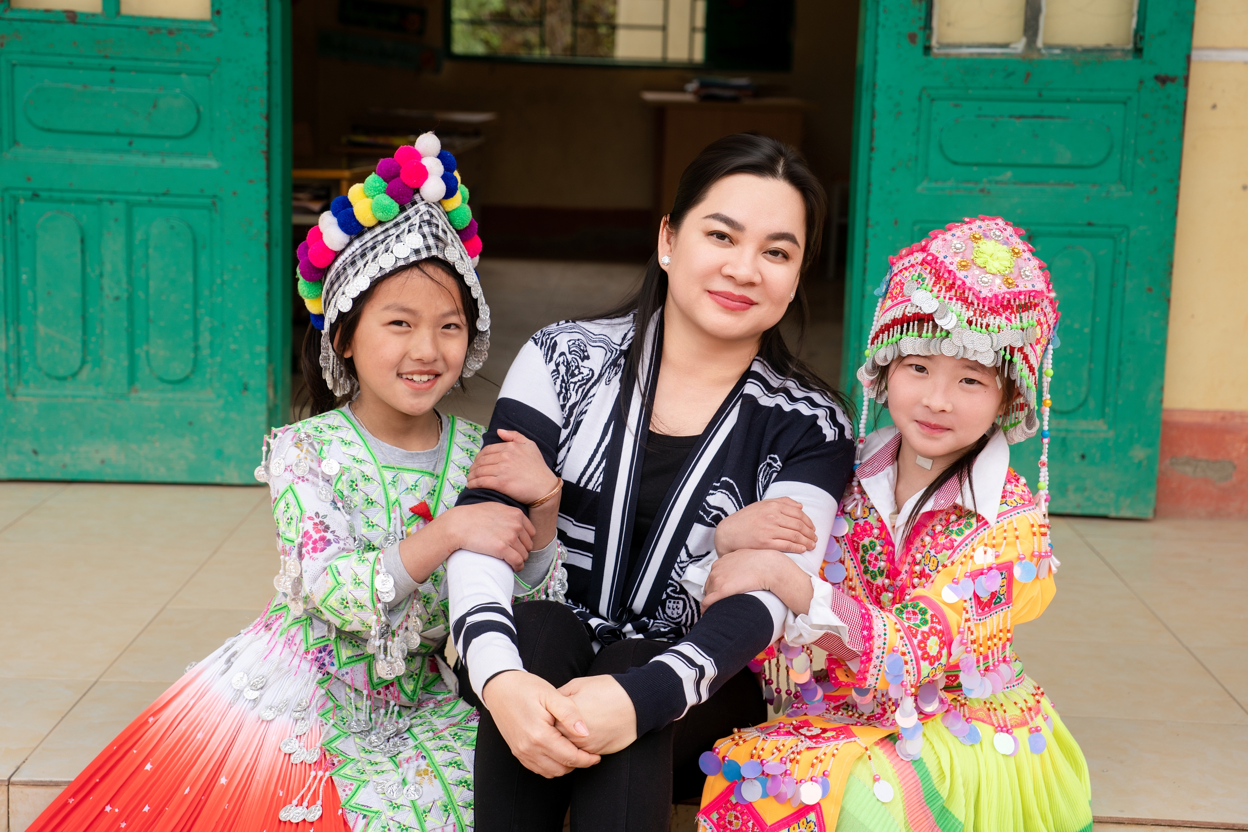 Thanh Nien اخبار اور Phoenix Fund نے Cao Bang میں طلباء کو 2 کیفے ٹیریا عطیہ کیے - تصویر 11۔ Báo Thanh Niên và Quỹ Phượng Hoàng tặng 2 nhà ăn cho học sinh ở Cao Bằng- Ảnh 11.
