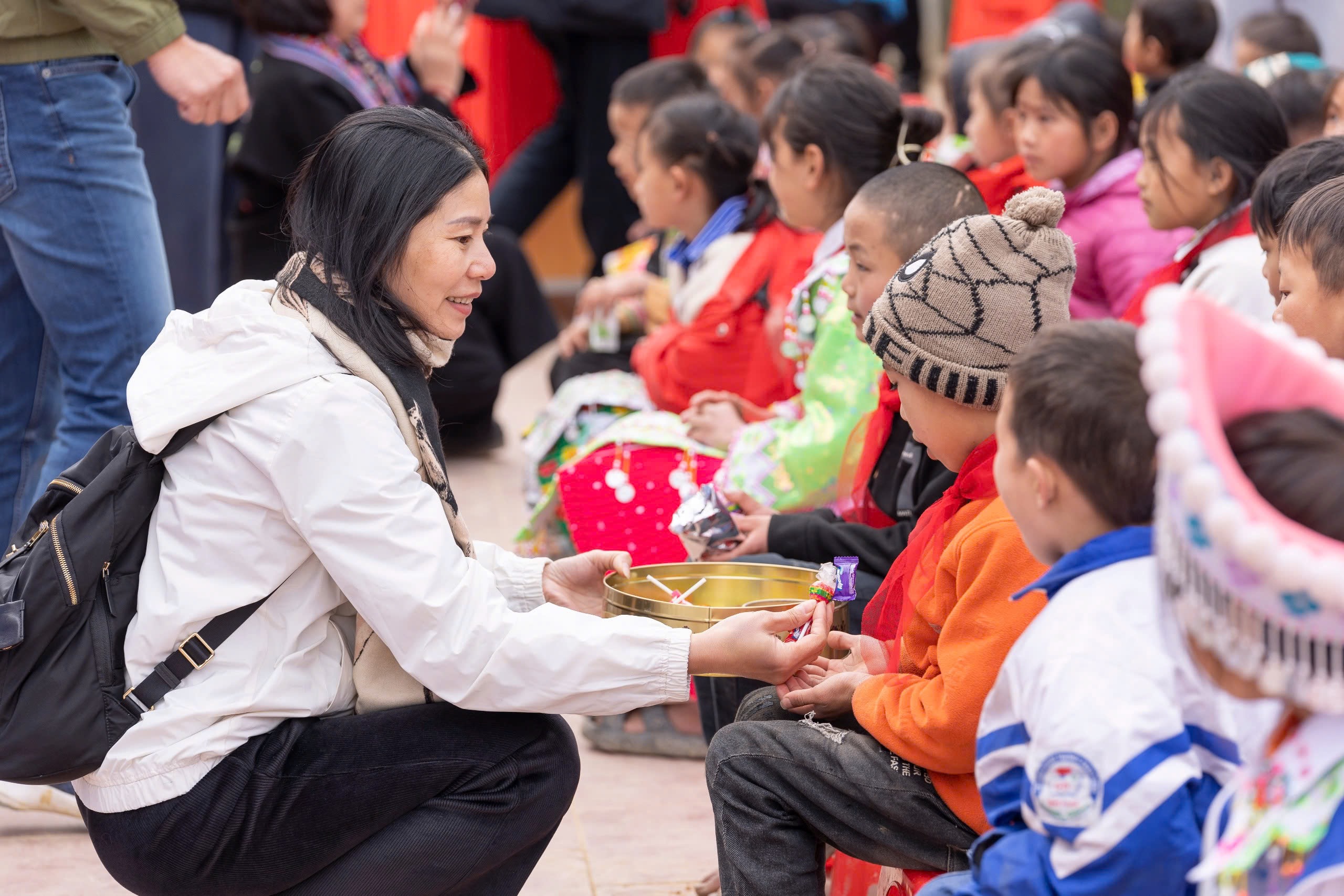 Thanh Nien اخبار اور Phoenix Fund نے Cao Bang میں طلباء کو 2 کیفے ٹیریا عطیہ کیے - تصویر 12۔ Báo Thanh Niên và Quỹ Phượng Hoàng tặng 2 nhà ăn cho học sinh ở Cao Bằng- Ảnh 12.