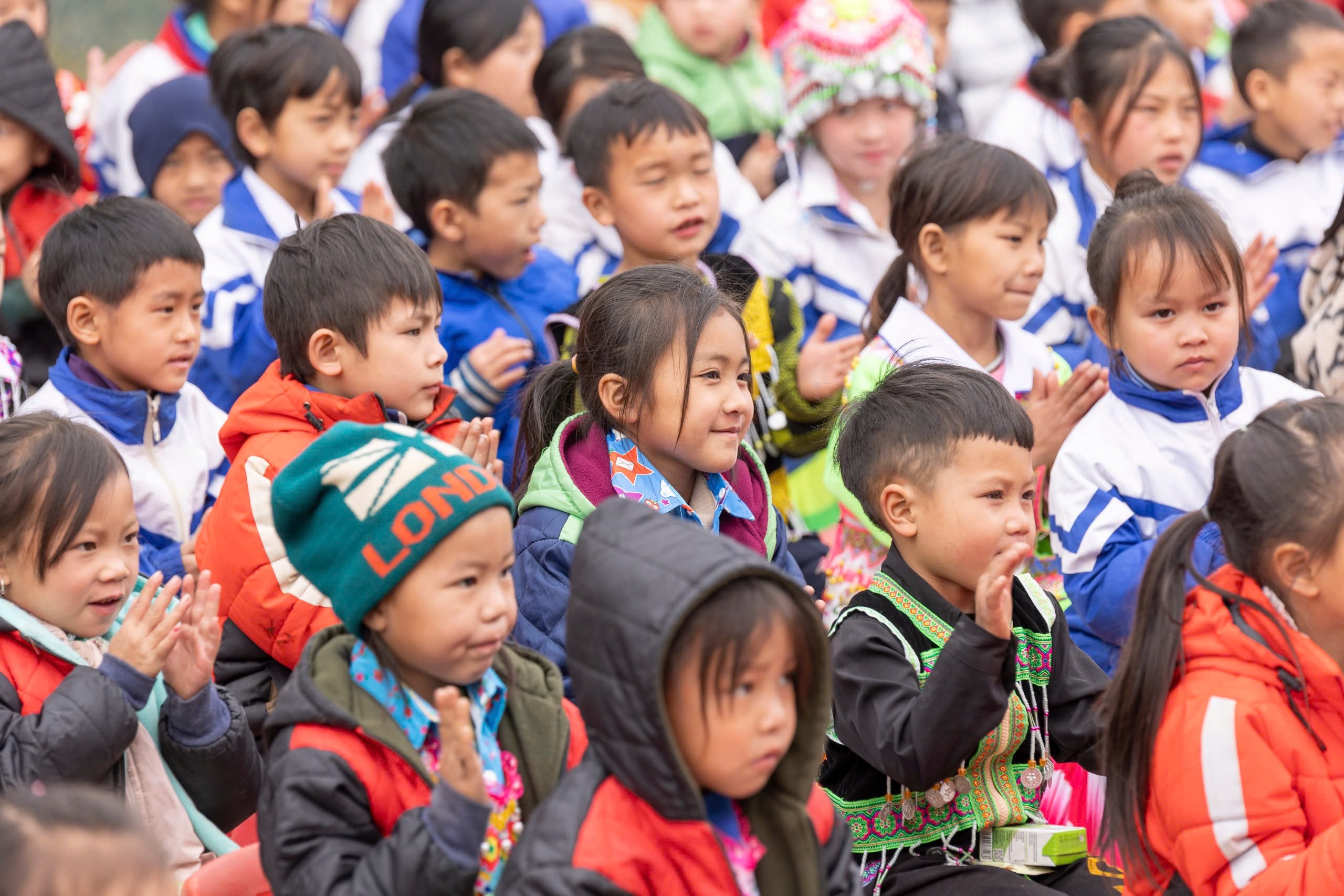 Thanh Nien اخبار اور Phoenix Fund نے Cao Bang میں طلباء کو 2 کیفے ٹیریا عطیہ کیے - تصویر 14۔ Báo Thanh Niên và Quỹ Phượng Hoàng tặng 2 nhà ăn cho học sinh ở Cao Bằng- Ảnh 14.