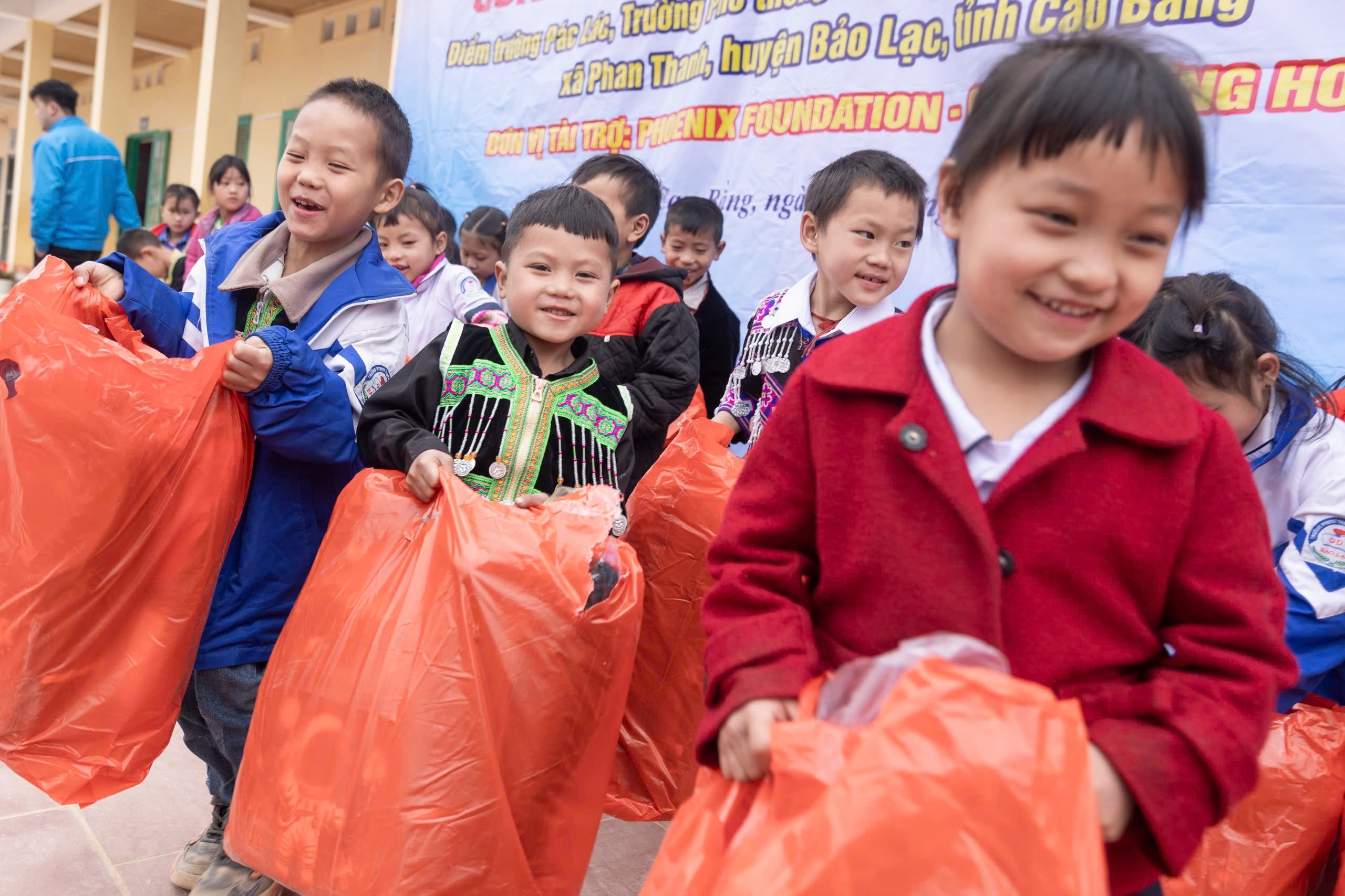 Thanh Nien اخبار اور Phoenix Fund نے Cao Bang میں طلباء کو 2 کیفے ٹیریا عطیہ کیے - تصویر 15۔ Báo Thanh Niên và Quỹ Phượng Hoàng tặng 2 nhà ăn cho học sinh ở Cao Bằng- Ảnh 15.