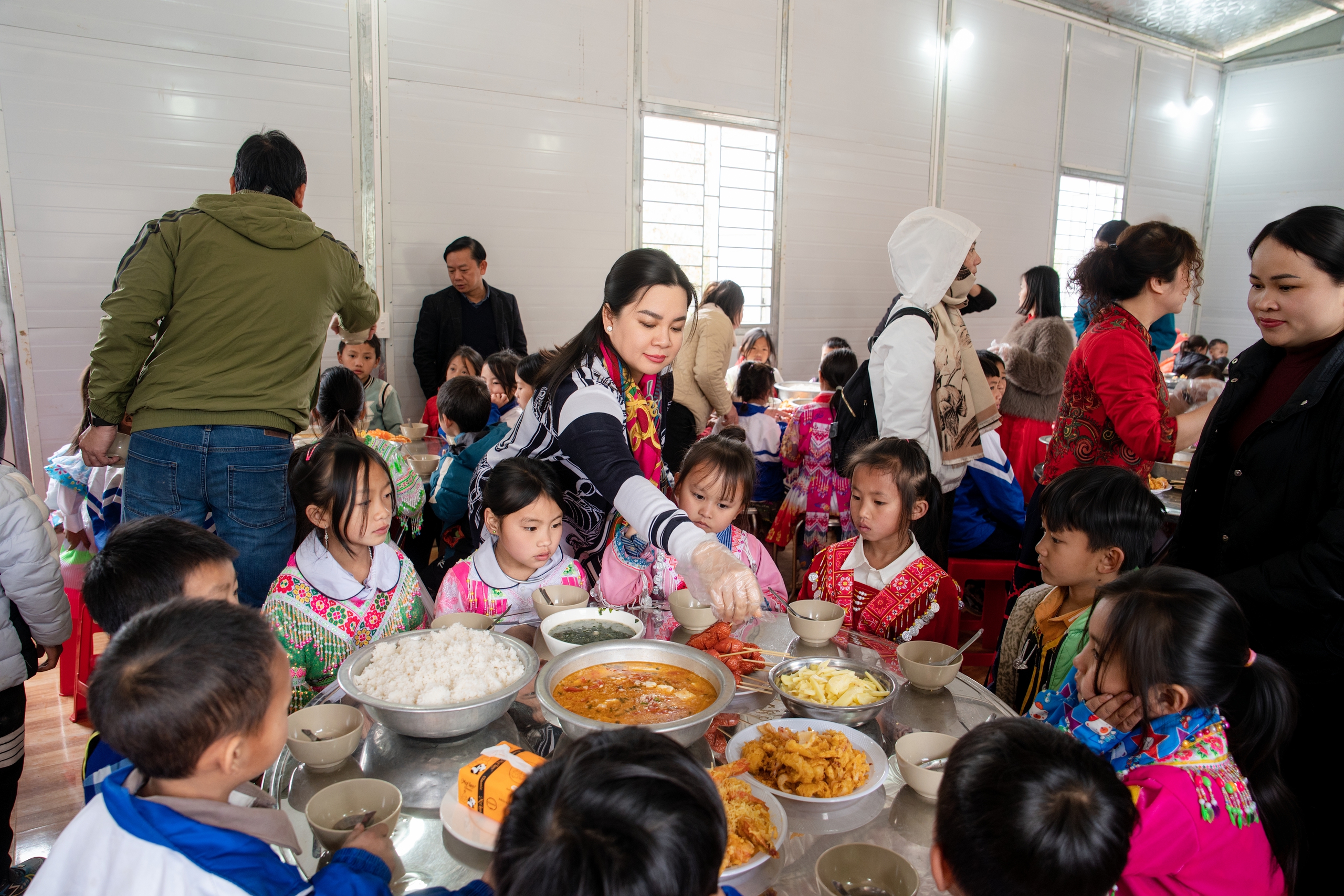 Thanh Nien اخبار اور Phoenix Fund نے Cao Bang میں طلباء کو 2 کیفے ٹیریا عطیہ کیے - تصویر 16۔ Báo Thanh Niên và Quỹ Phượng Hoàng tặng 2 nhà ăn cho học sinh ở Cao Bằng- Ảnh 16.