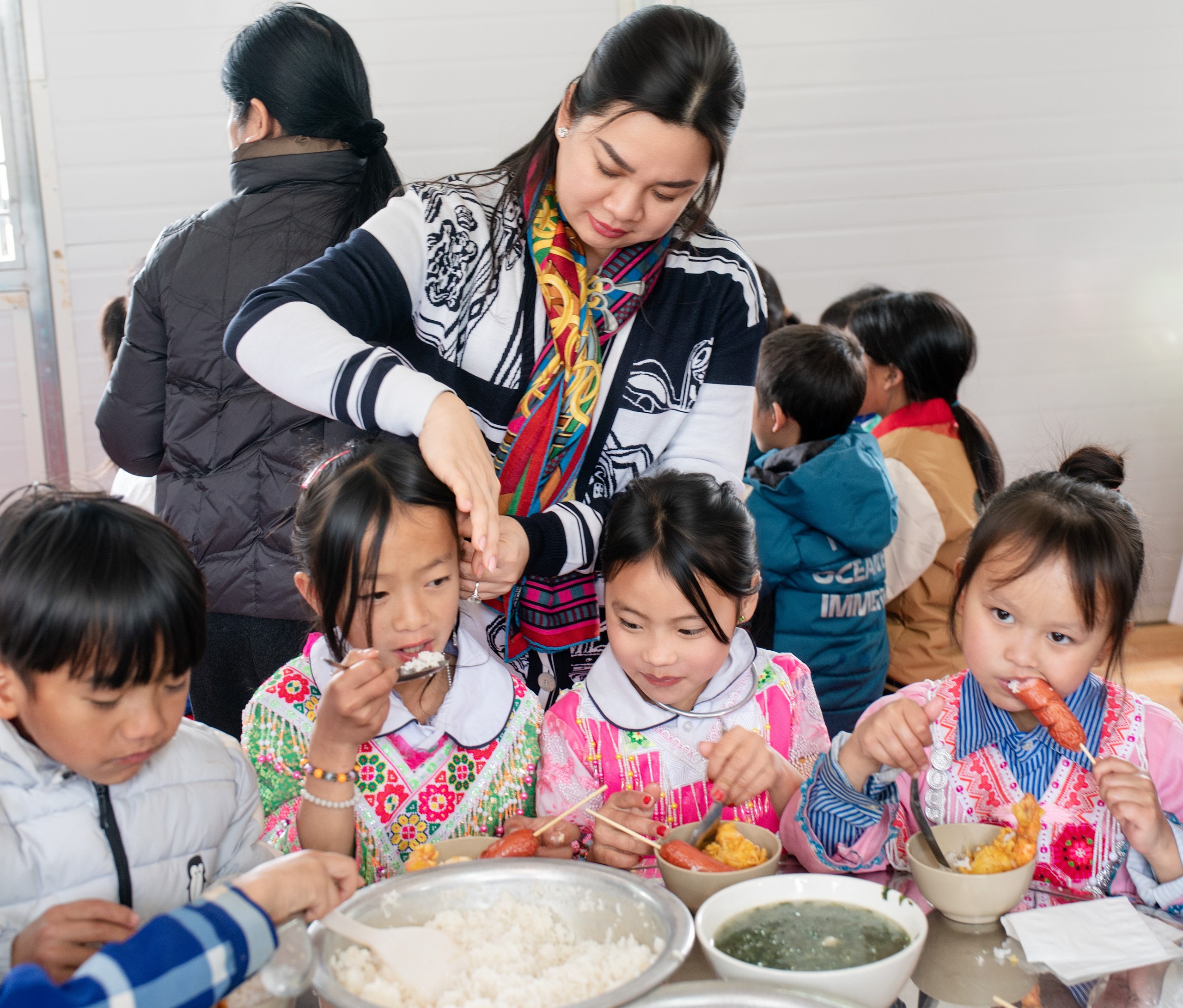 Thanh Nien اخبار اور Phoenix Fund نے Cao Bang میں طلباء کو 2 کیفے ٹیریا عطیہ کیے - تصویر 17۔ Báo Thanh Niên và Quỹ Phượng Hoàng tặng 2 nhà ăn cho học sinh ở Cao Bằng- Ảnh 17.