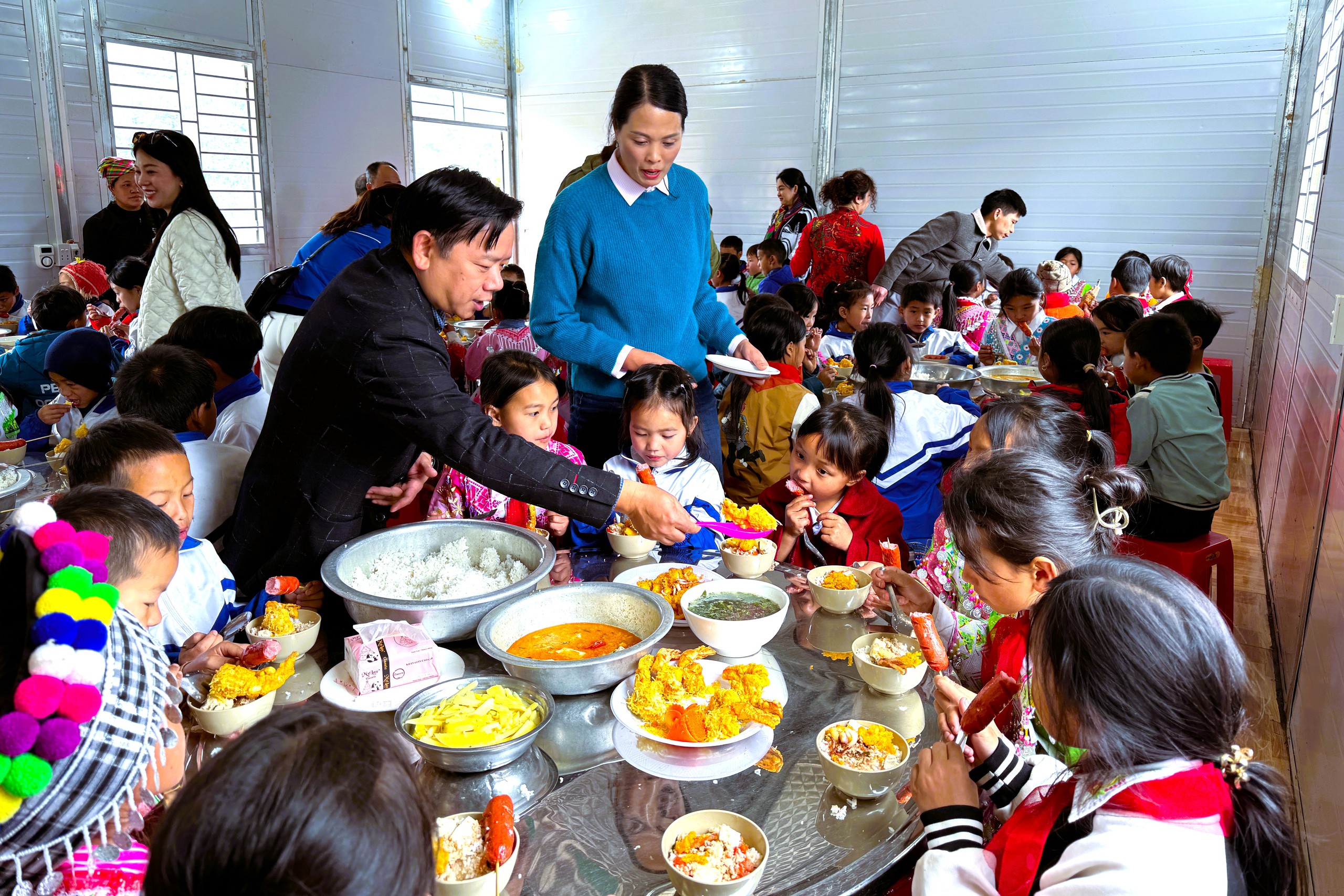 Thanh Nien اخبار اور Phoenix Fund نے Cao Bang میں طلباء کو 2 کیفے ٹیریا عطیہ کیے - تصویر 18۔ Báo Thanh Niên và Quỹ Phượng Hoàng tặng 2 nhà ăn cho học sinh ở Cao Bằng- Ảnh 18.
