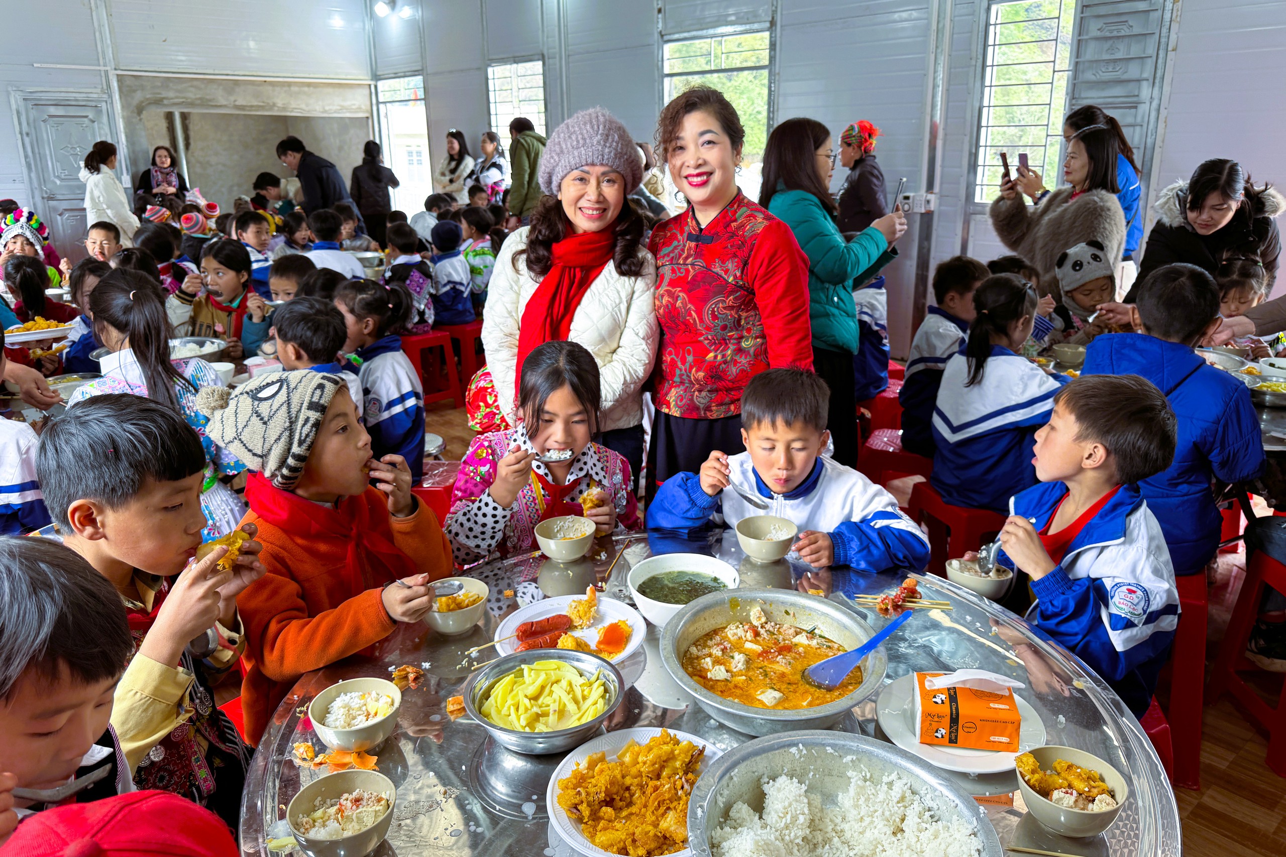 Thanh Nien اخبار اور Phoenix Fund نے Cao Bang میں طلباء کے لیے 2 کیفے ٹیریا عطیہ کیے - تصویر 19۔ Báo Thanh Niên và Quỹ Phượng Hoàng tặng 2 nhà ăn cho học sinh ở Cao Bằng- Ảnh 19.