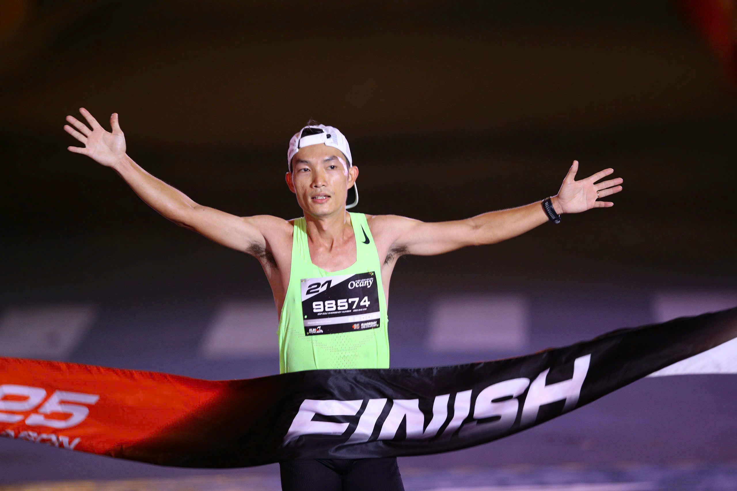 Nguyễn Thanh és Hong Le legyőzhetetlenek a Run To Live pályán - 1. kép. Nguyên Thanh, Hồng Lệ vô đối trên đường chạy Run To Live- Ảnh 1.