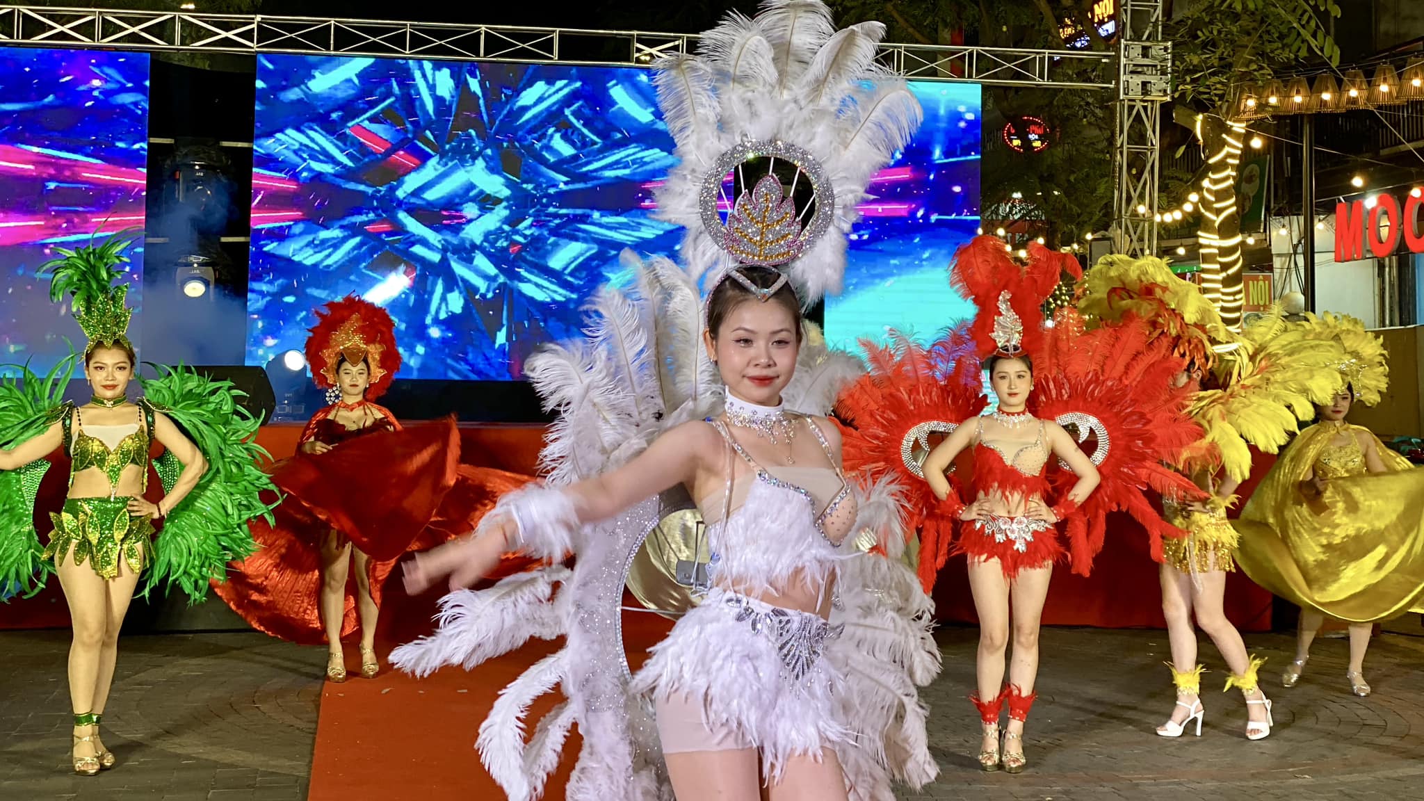 Khu phố Tây ở Đà Nẵng rộn ràng lễ hội Carnaval- Ảnh 12.