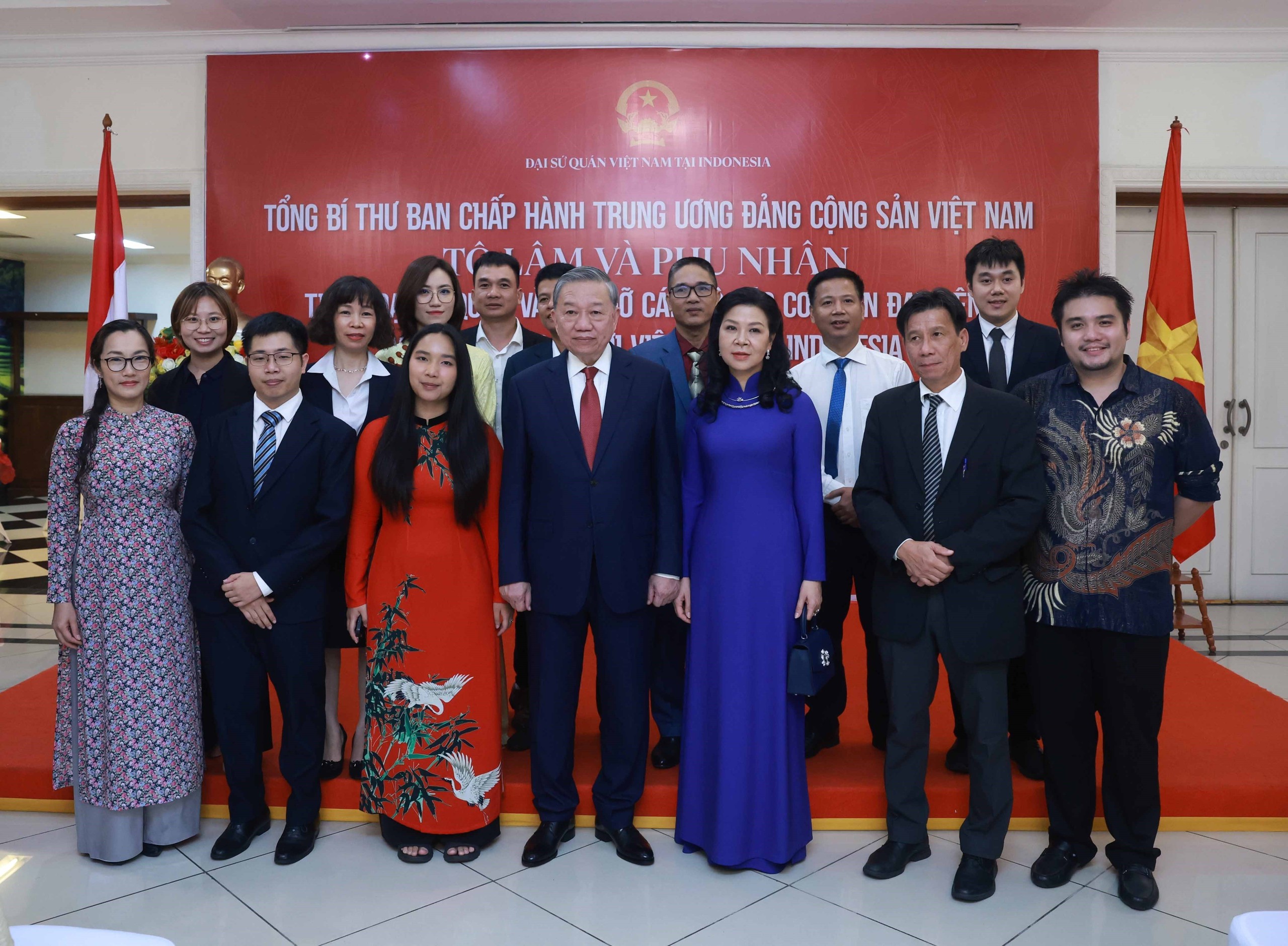 Tổng Bí thư Tô Lâm gặp gỡ cộng đồng người Việt Nam tại Indonesia- Ảnh 2.