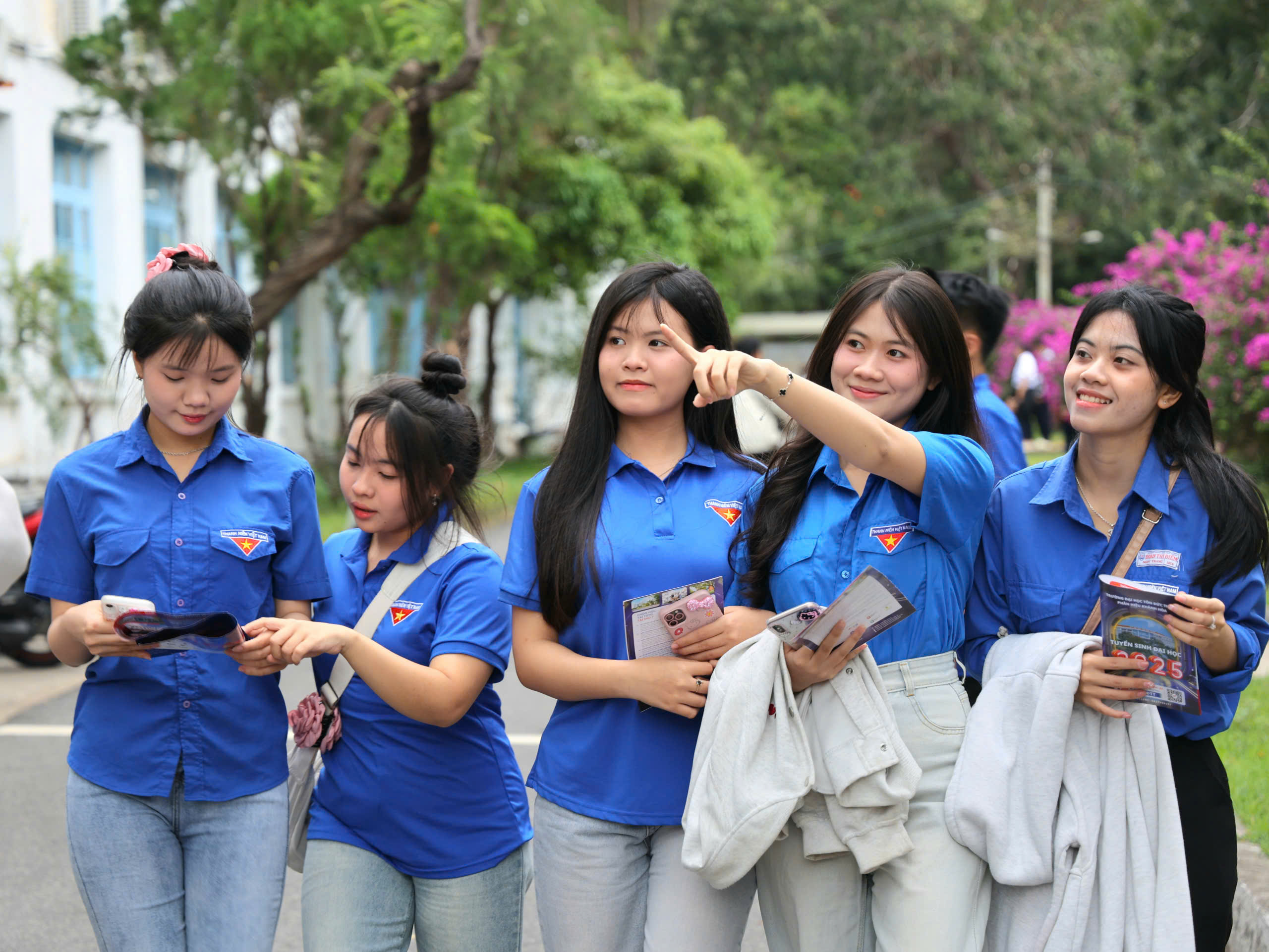 'Chen chân' đến với gian hàng Tư vấn mùa thi tại phố biển Nha Trang- Ảnh 3.