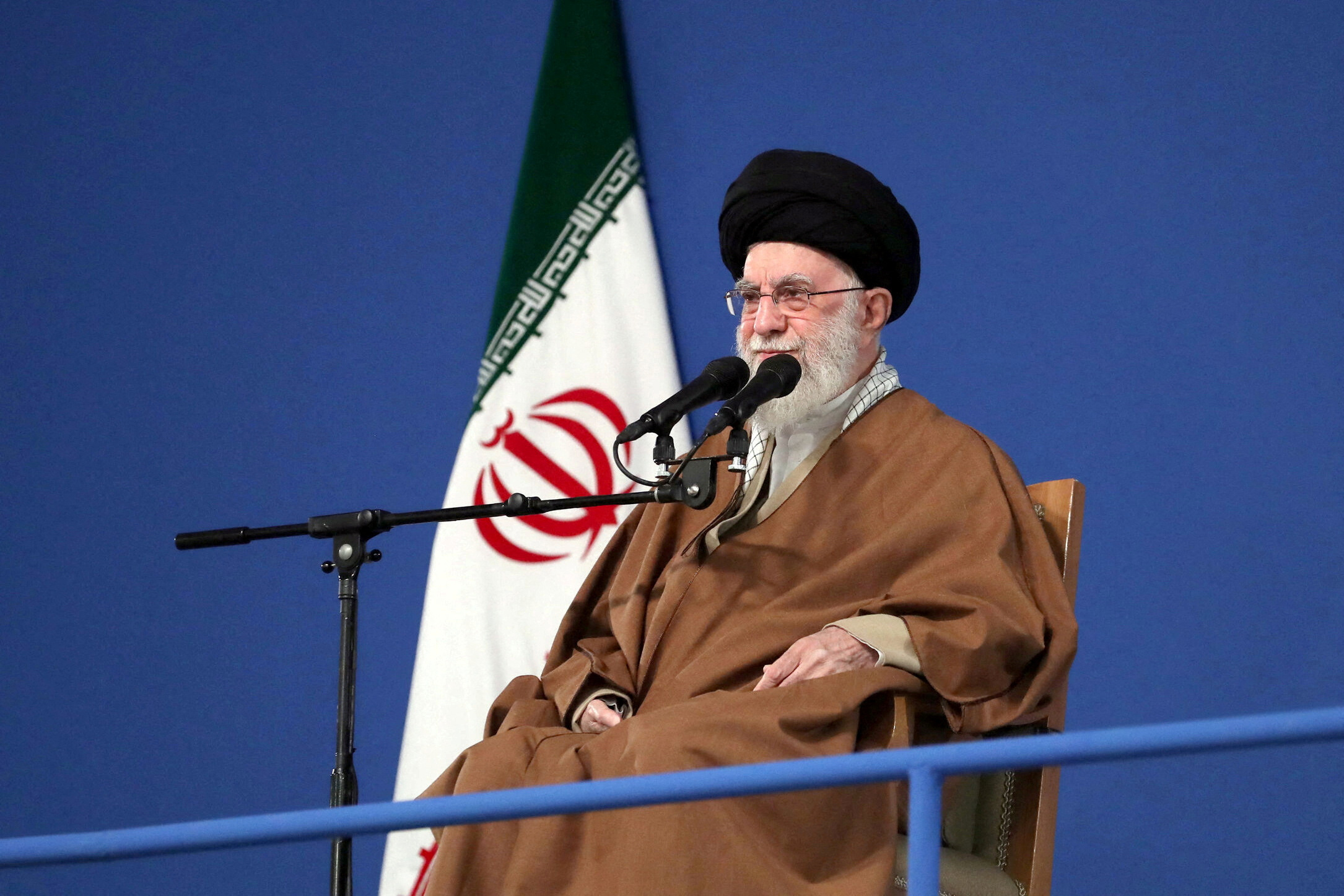 Ông Trump dọa ném bom, Iran cảnh báo sẽ phát triển vũ khí hạt nhân- Ảnh 1.