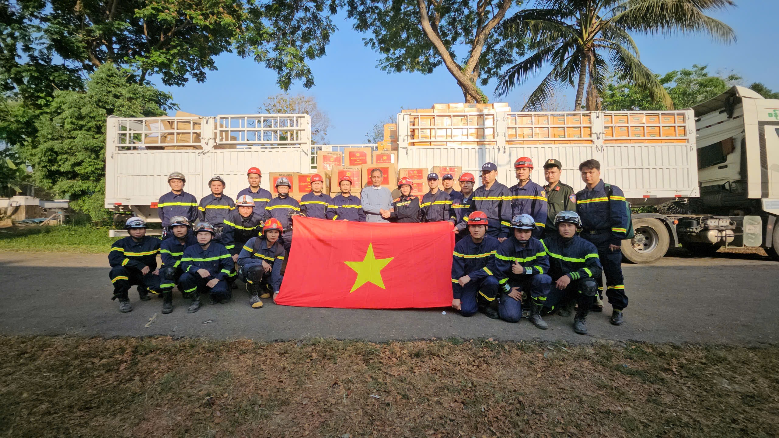 Bộ Công an tặng gần 3 tấn hàng cứu trợ cho Myanmar - Ảnh 1.