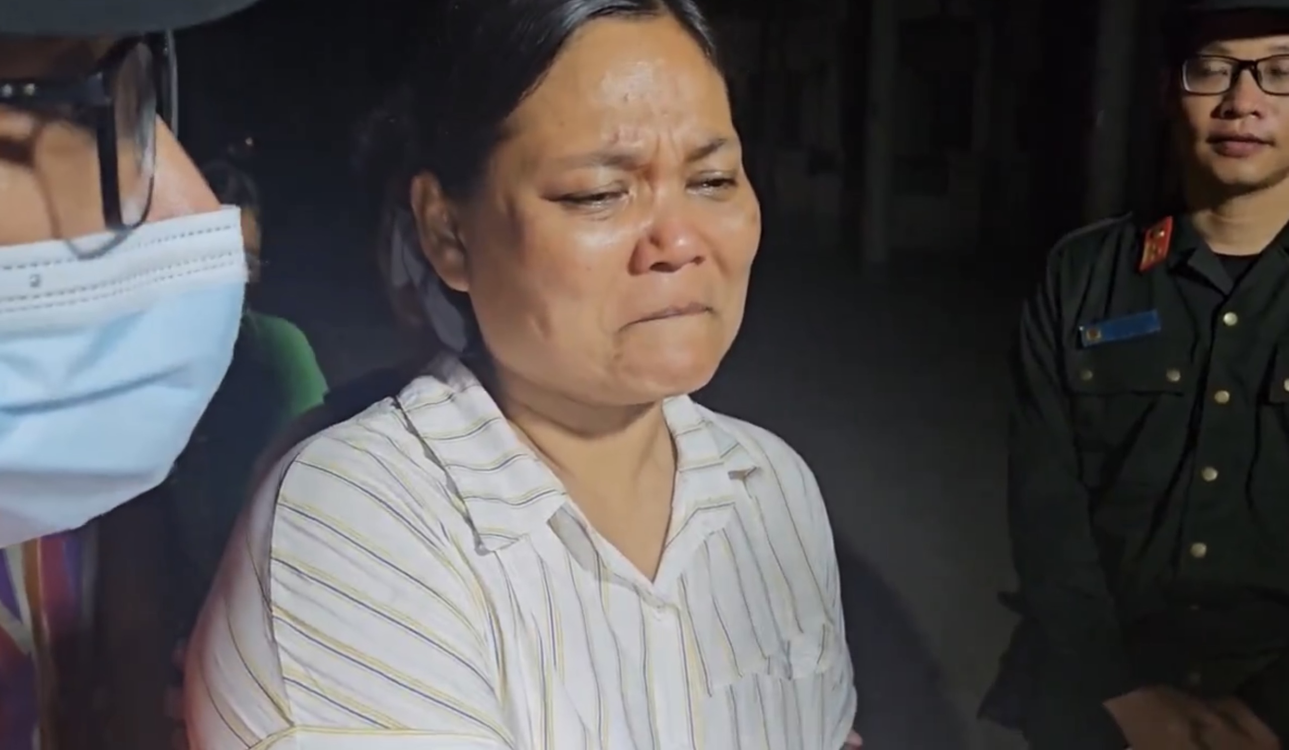 Người mẹ Myanmar bật khóc khi tìm thấy con mình sau vụ động đất - Ảnh 1.