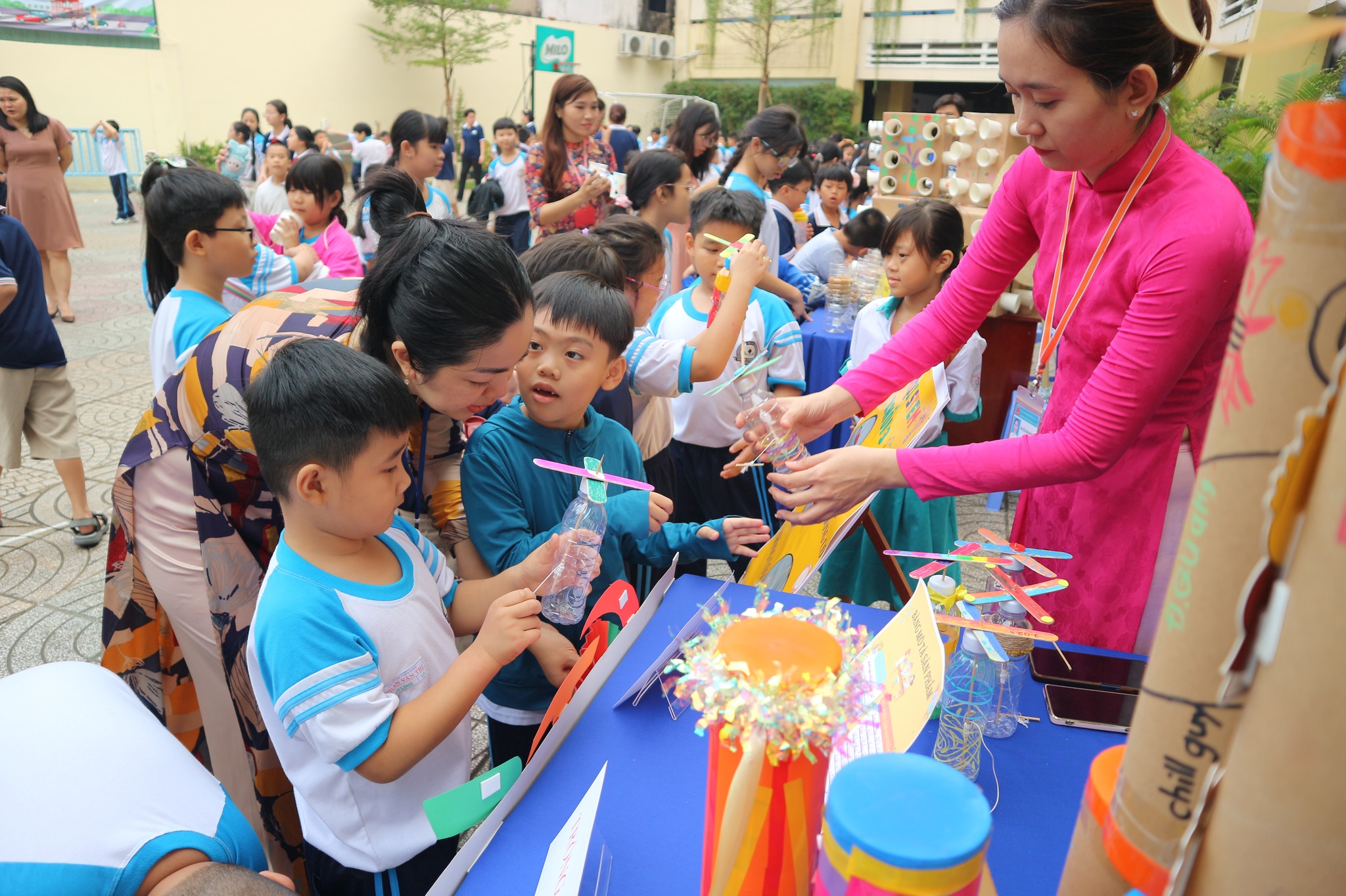 Phụ huynh học sinh TP.HCM cần lưu ý các quy định về tuyển sinh đầu cấp - Ảnh 1.