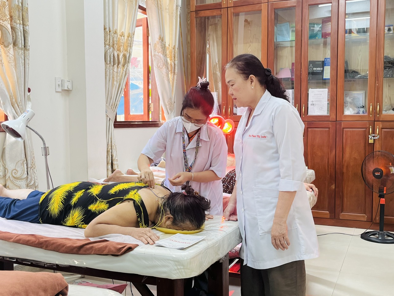 TP.HCM nghĩa tình: Phòng khám chẩn trị y học cổ truyền miễn phí chùa Linh Sơn- Ảnh 2. TP.HCM nghĩa tình: Phòng khám chẩn trị y học cổ truyền miễn phí chùa Linh Sơn- Ảnh 2.