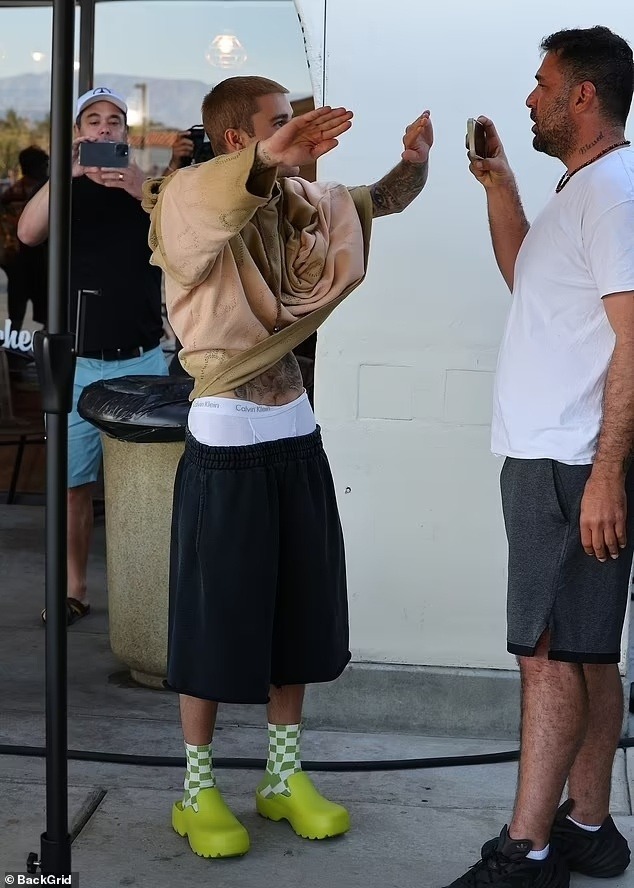 Justin Bieber nổi cáu với paparazzi giữa ồn ào rạn nứt hôn nhân - Ảnh 1.