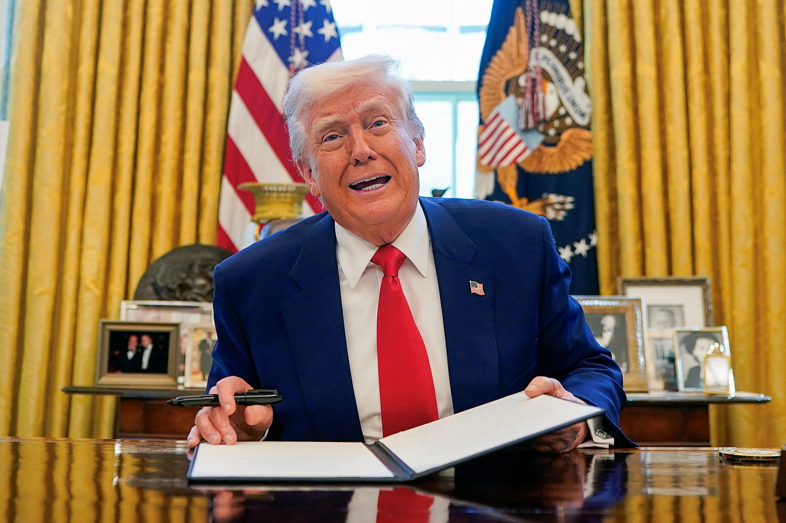Ông Trump tạm dừng áp thuế với nhiều nước, tăng thuế với Trung Quốc - Ảnh 1.